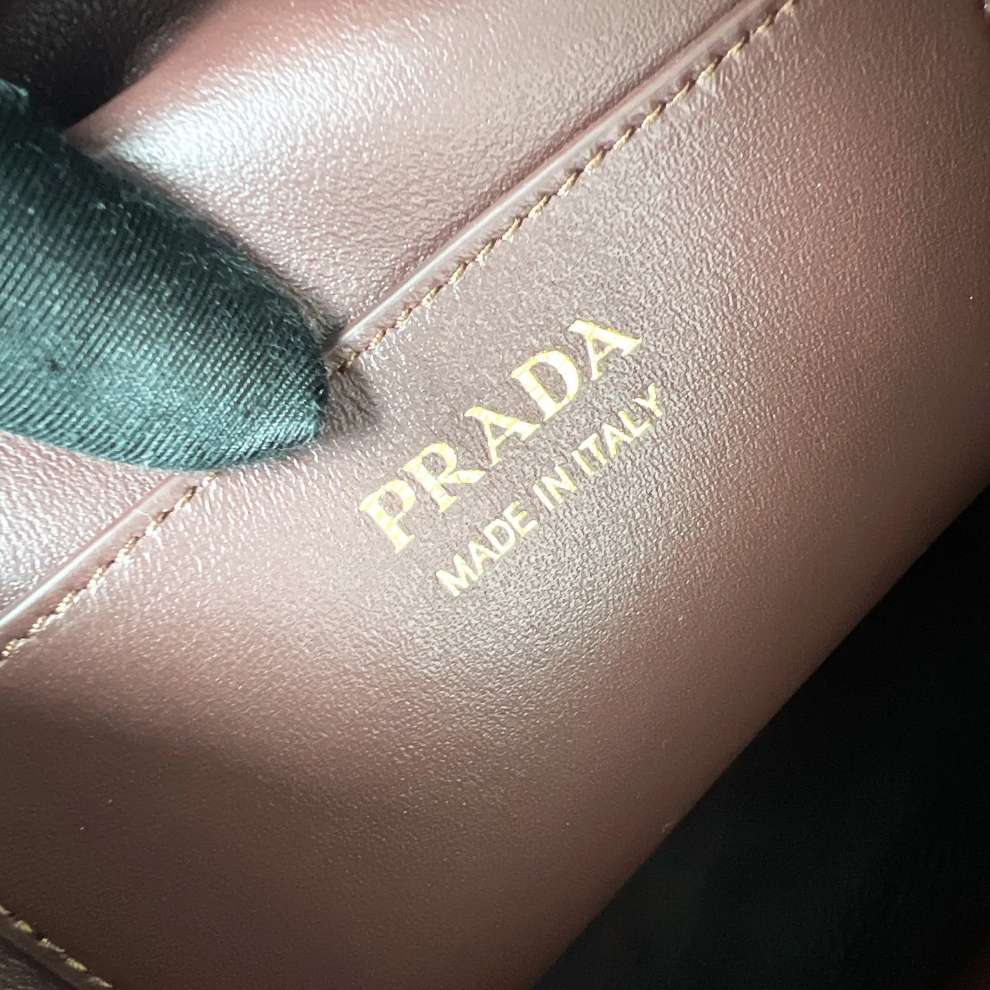 💰1700✨New product launch✨2025 spring and summer new product Buckle bucket bag 1BE085 inherits the classic bucket bag shape. The newly designed leather belt has a unique style that makes the bag infinitely dynamic. It is made of chic and noble calfskin. The bag is decorated with metallic mesh design. It is equipped with tortoise shell panel buckle. Elegant and simple bag body design is decorated with unique hardware decoration, showing a refined and elegant aesthetic style. Equipped with an adjustable hand strap, perfect details comparable to brick cabinets, super awesome 5🌟 size: 29*26.5*18cm, heather wood color
