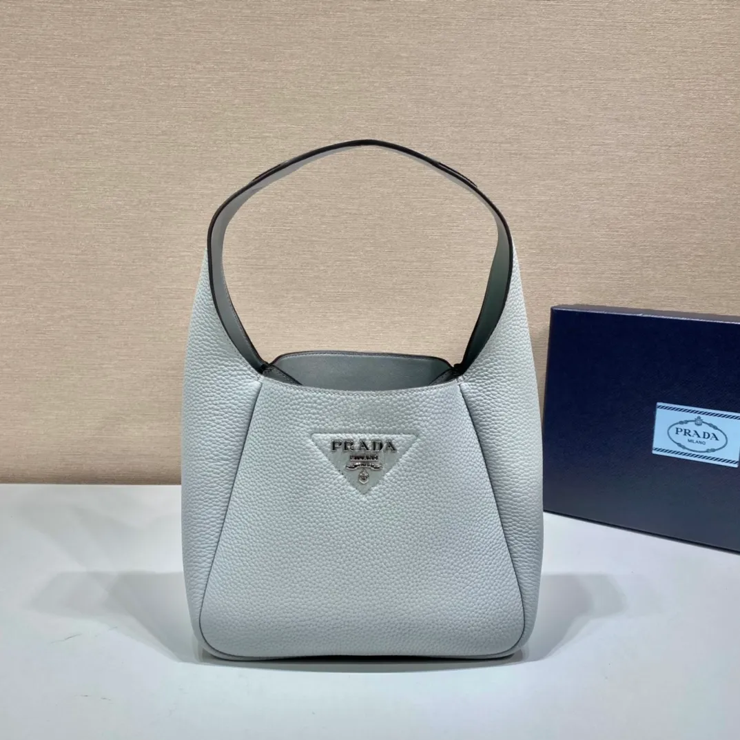 💰1560, vegetable basket🎉🎉 ✨New bucket bag✨1BC127😘New color/ice gray Ning new vegetable basket😘😘 The vegetable basket tote underarm bag is made of soft and delicate calfskin, with imported sheepskin interior and top-grade white lace hardware. The overall feel is very soft/lightweight😘😘It has many compartments and can be carried or used as an under-the-bag bag. It can be matched with different clothes. So beautiful😘😘Hurry up and get it🙊 Length 23x height 21x bottom 13cm👏👏👏💰💰💰