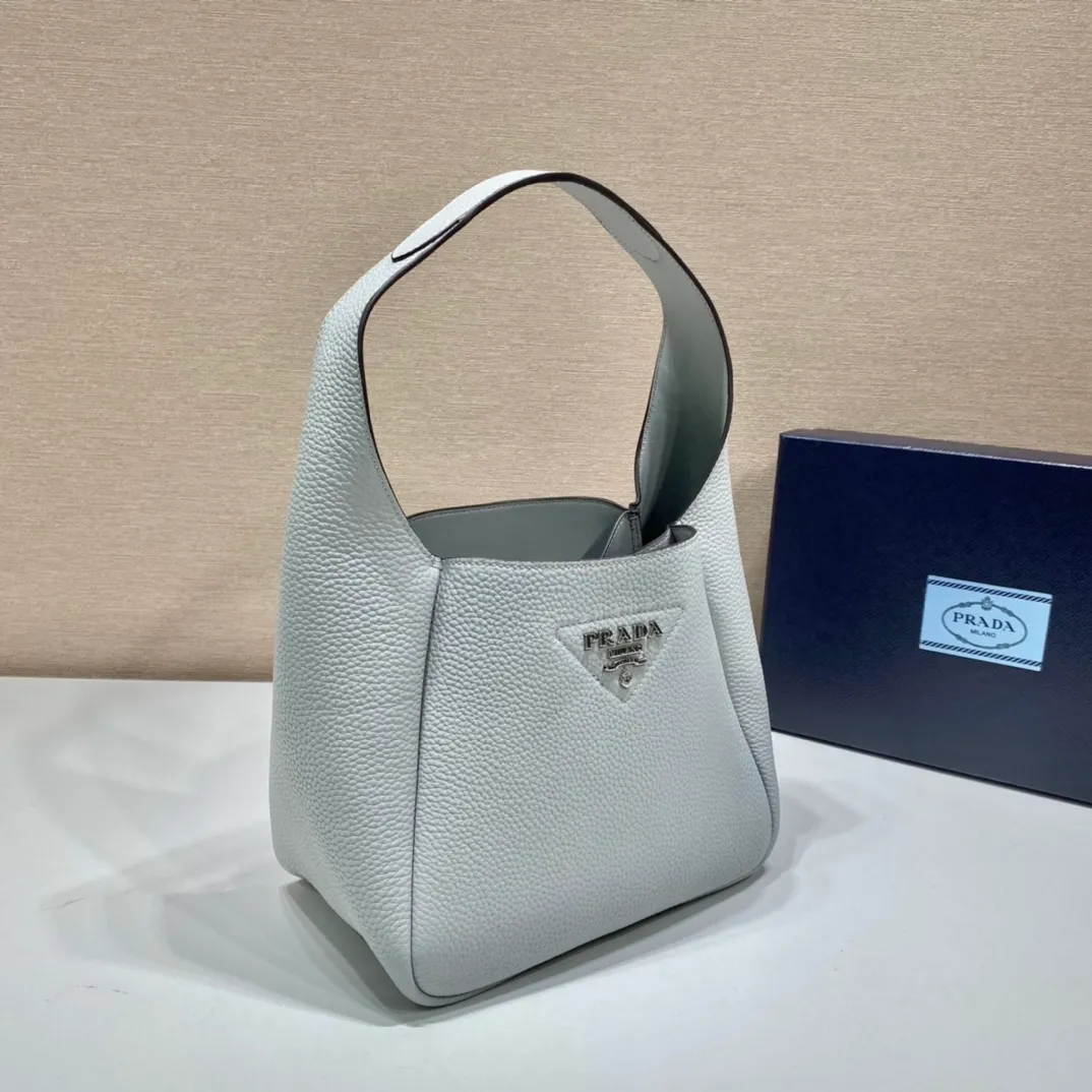 💰1560, vegetable basket🎉🎉 ✨New bucket bag✨1BC127😘New color/ice gray Ning new vegetable basket😘😘 The vegetable basket tote underarm bag is made of soft and delicate calfskin, with imported sheepskin interior and top-grade white lace hardware. The overall feel is very soft/lightweight😘😘It has many compartments and can be carried or used as an under-the-bag bag. It can be matched with different clothes. So beautiful😘😘Hurry up and get it🙊 Length 23x height 21x bottom 13cm👏👏👏💰💰💰