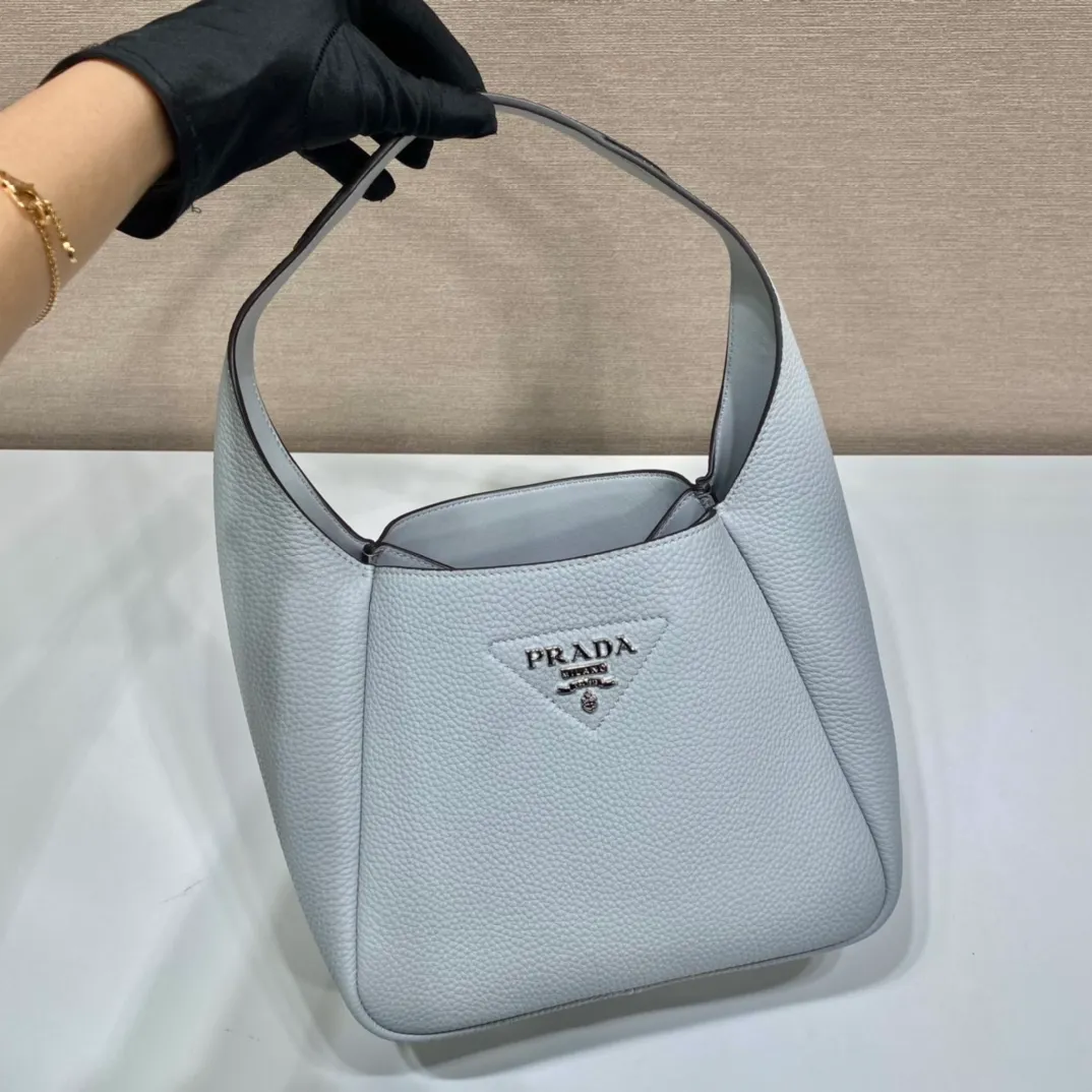 💰1560, vegetable basket🎉🎉 ✨New bucket bag✨1BC127😘New color/ice gray Ning new vegetable basket😘😘 The vegetable basket tote underarm bag is made of soft and delicate calfskin, with imported sheepskin interior and top-grade white lace hardware. The overall feel is very soft/lightweight😘😘It has many compartments and can be carried or used as an under-the-bag bag. It can be matched with different clothes. So beautiful😘😘Hurry up and get it🙊 Length 23x height 21x bottom 13cm👏👏👏💰💰💰