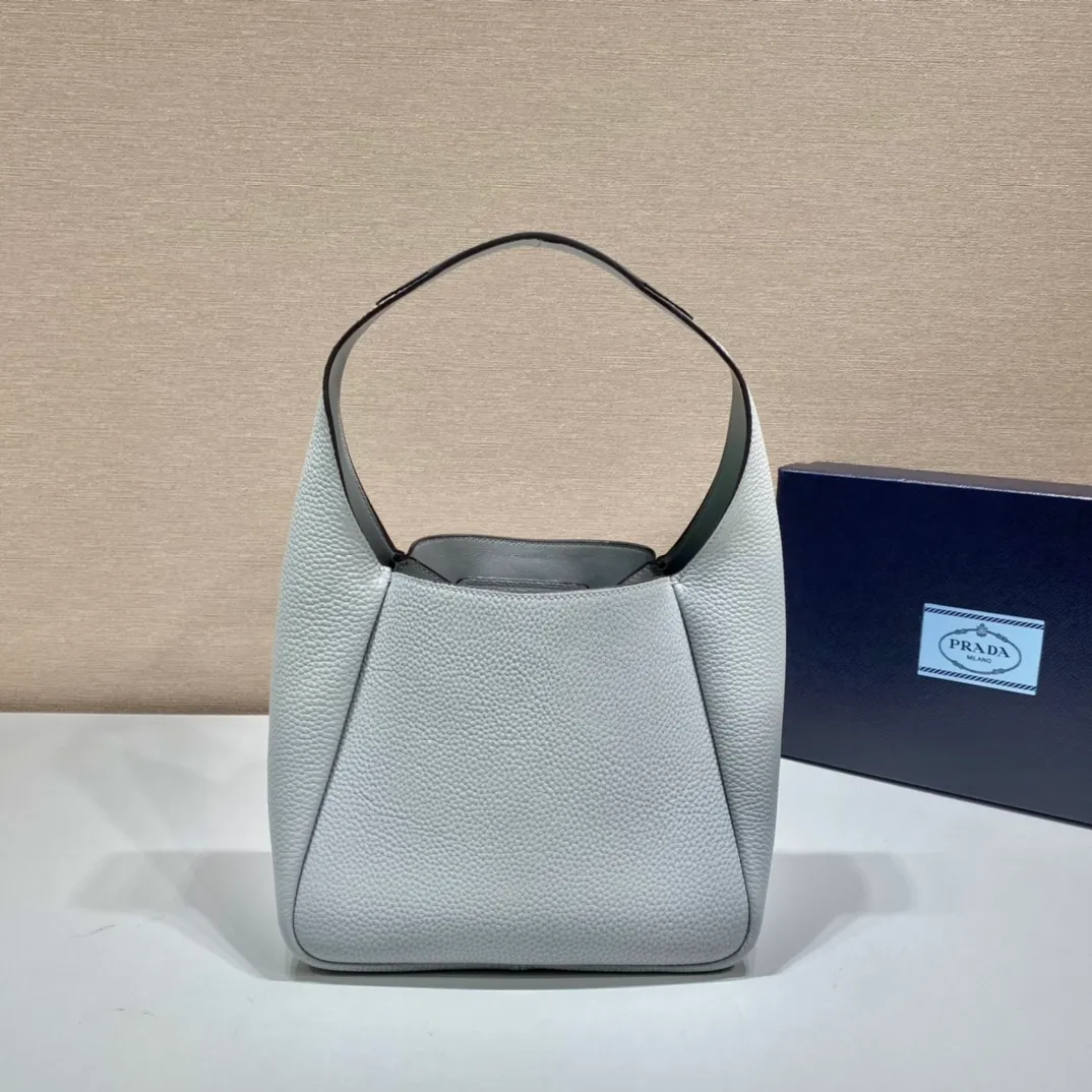 💰1560, vegetable basket🎉🎉 ✨New bucket bag✨1BC127😘New color/ice gray Ning new vegetable basket😘😘 The vegetable basket tote underarm bag is made of soft and delicate calfskin, with imported sheepskin interior and top-grade white lace hardware. The overall feel is very soft/lightweight😘😘It has many compartments and can be carried or used as an under-the-bag bag. It can be matched with different clothes. So beautiful😘😘Hurry up and get it🙊 Length 23x height 21x bottom 13cm👏👏👏💰💰💰