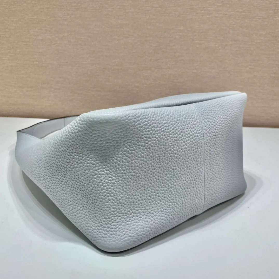 💰1560, vegetable basket🎉🎉 ✨New bucket bag✨1BC127😘New color/ice gray Ning new vegetable basket😘😘 The vegetable basket tote underarm bag is made of soft and delicate calfskin, with imported sheepskin interior and top-grade white lace hardware. The overall feel is very soft/lightweight😘😘It has many compartments and can be carried or used as an under-the-bag bag. It can be matched with different clothes. So beautiful😘😘Hurry up and get it🙊 Length 23x height 21x bottom 13cm👏👏👏💰💰💰