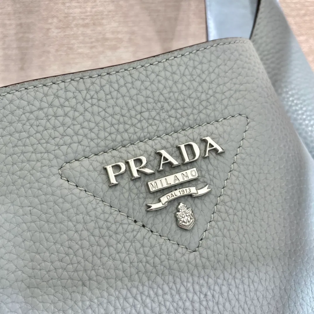 💰1560, vegetable basket🎉🎉 ✨New bucket bag✨1BC127😘New color/ice gray Ning new vegetable basket😘😘 The vegetable basket tote underarm bag is made of soft and delicate calfskin, with imported sheepskin interior and top-grade white lace hardware. The overall feel is very soft/lightweight😘😘It has many compartments and can be carried or used as an under-the-bag bag. It can be matched with different clothes. So beautiful😘😘Hurry up and get it🙊 Length 23x height 21x bottom 13cm👏👏👏💰💰💰