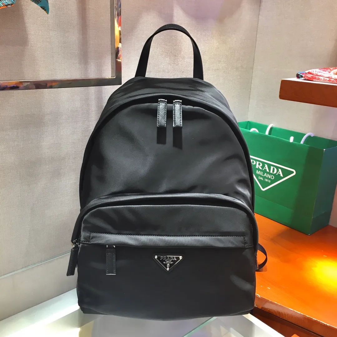 💰1260🎉New Backpack🎉The latest backpack 2V066, made of imported Saffiano leather material and imported nylon fabric, adjustable nylon shoulder straps, and brushed metal accessories. This nylon backpack has multiple pockets and a padded back design. Lightweight and fashionable, it is also a popular style that will never go out of style. Get it now🙊🙊 Length 29x Height 40x Bottom 17cm