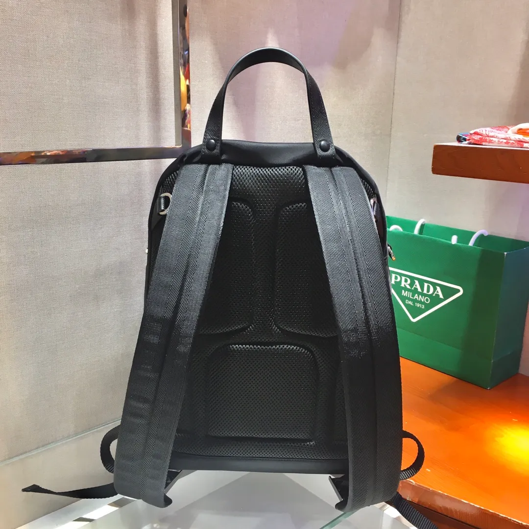 💰1260🎉New Backpack🎉The latest backpack 2V066, made of imported Saffiano leather material and imported nylon fabric, adjustable nylon shoulder straps, and brushed metal accessories. This nylon backpack has multiple pockets and a padded back design. Lightweight and fashionable, it is also a popular style that will never go out of style. Get it now🙊🙊 Length 29x Height 40x Bottom 17cm