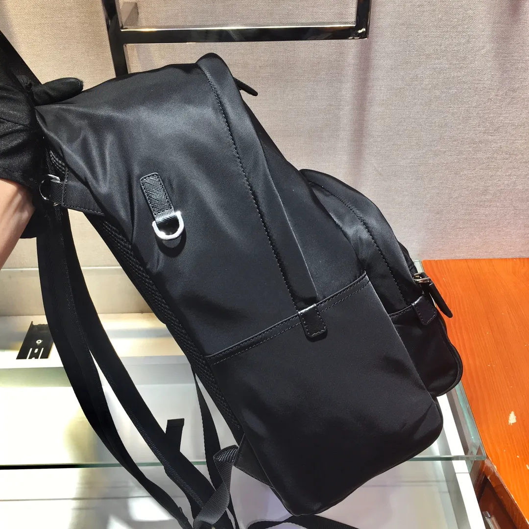 💰1260🎉New Backpack🎉The latest backpack 2V066, made of imported Saffiano leather material and imported nylon fabric, adjustable nylon shoulder straps, and brushed metal accessories. This nylon backpack has multiple pockets and a padded back design. Lightweight and fashionable, it is also a popular style that will never go out of style. Get it now🙊🙊 Length 29x Height 40x Bottom 17cm