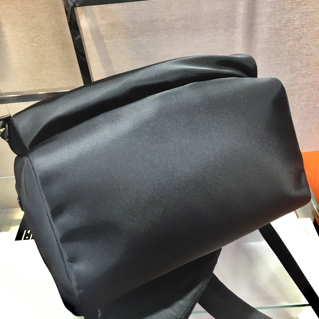 💰1260🎉New Backpack🎉The latest backpack 2V066, made of imported Saffiano leather material and imported nylon fabric, adjustable nylon shoulder straps, and brushed metal accessories. This nylon backpack has multiple pockets and a padded back design. Lightweight and fashionable, it is also a popular style that will never go out of style. Get it now🙊🙊 Length 29x Height 40x Bottom 17cm