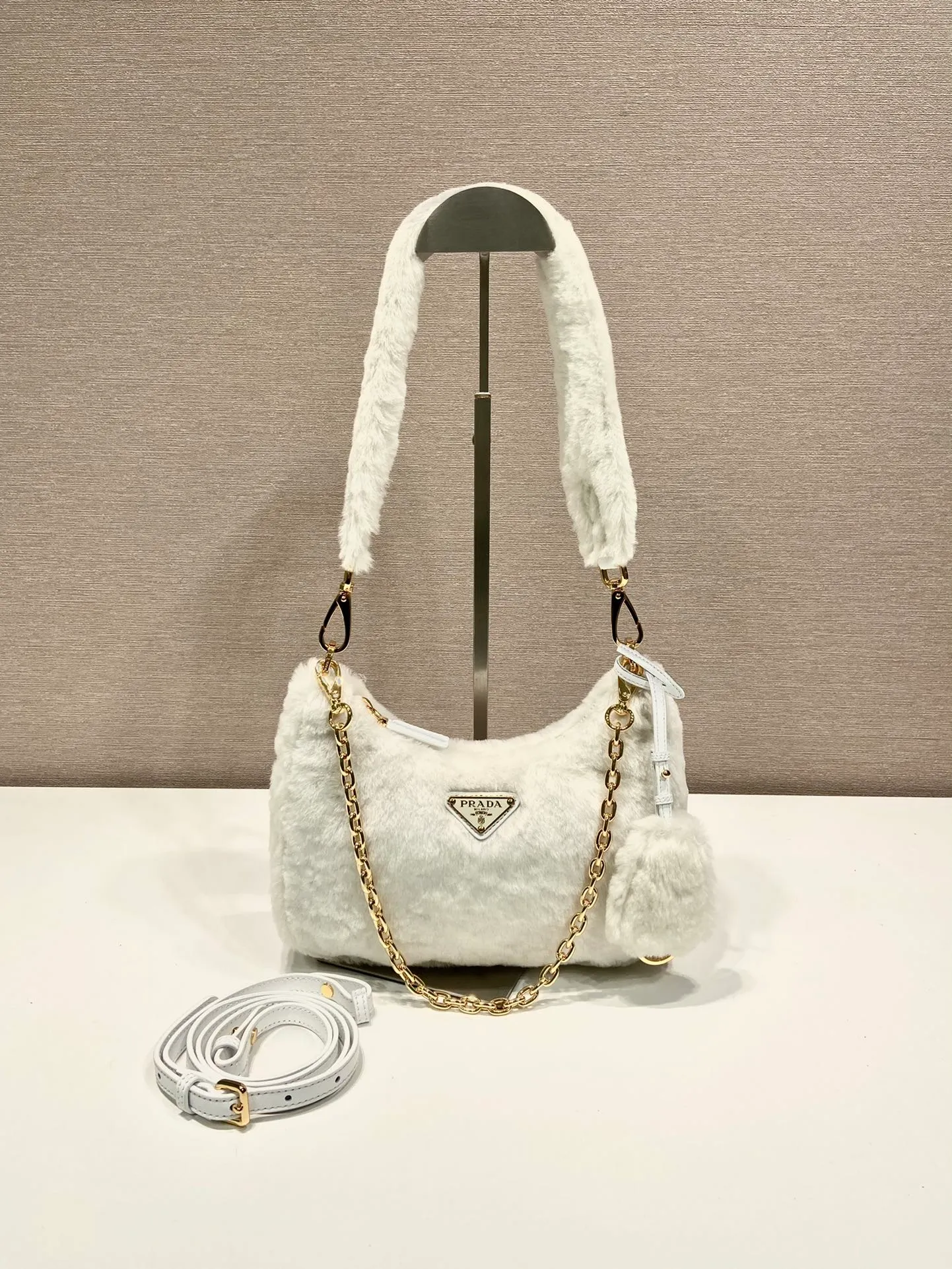 💰1520🎉Hobo fur bag🎉1BC204 new goat hair🎉🎉 This Hobo fur bag is made of imported goats and is equipped with a detachable fur shoulder strap and chain. It adds a touch of sexiness under the armpit bag and is also equipped with a detachable long shoulder strap. Babies who like sportsexy can carry it cross-body and continue to create a concave shape easily. It is highly functional. What I love most is that there is a small pendant hanging on the shoulder strap. So beautiful🎉🎉 A must-have in winter, I love it for babies. Get it now. Length 23x Height 17x Bottom 8cm🎉🎉🎉
