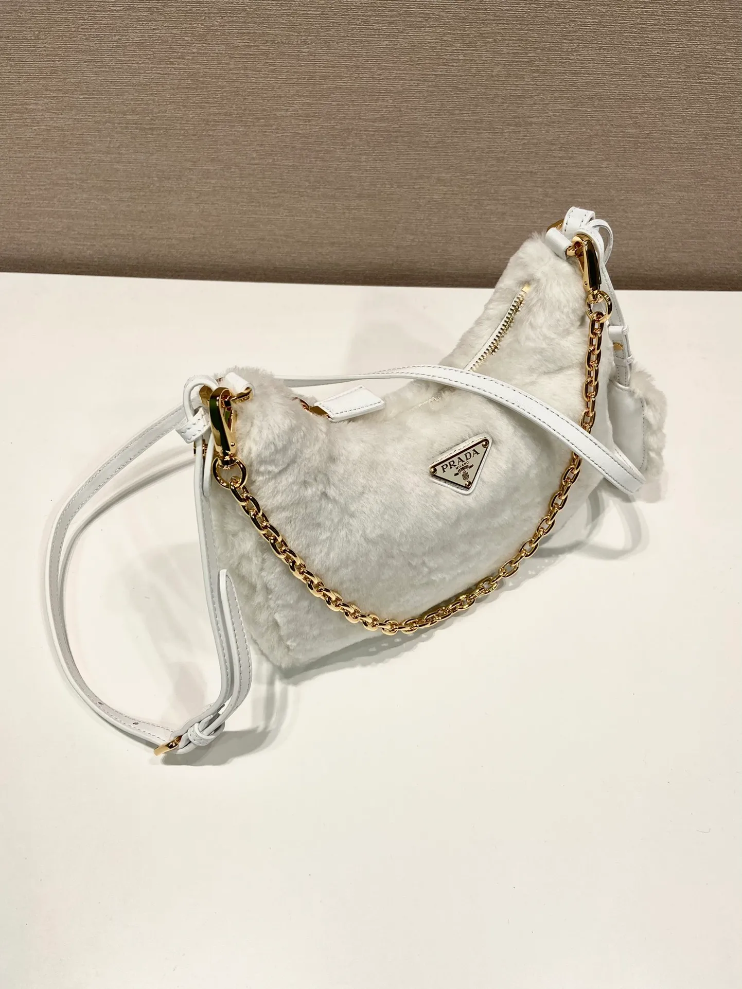 💰1520🎉Hobo fur bag🎉1BC204 new goat hair🎉🎉 This Hobo fur bag is made of imported goats and is equipped with a detachable fur shoulder strap and chain. It adds a touch of sexiness under the armpit bag and is also equipped with a detachable long shoulder strap. Babies who like sportsexy can carry it cross-body and continue to create a concave shape easily. It is highly functional. What I love most is that there is a small pendant hanging on the shoulder strap. So beautiful🎉🎉 A must-have in winter, I love it for babies. Get it now. Length 23x Height 17x Bottom 8cm🎉🎉🎉