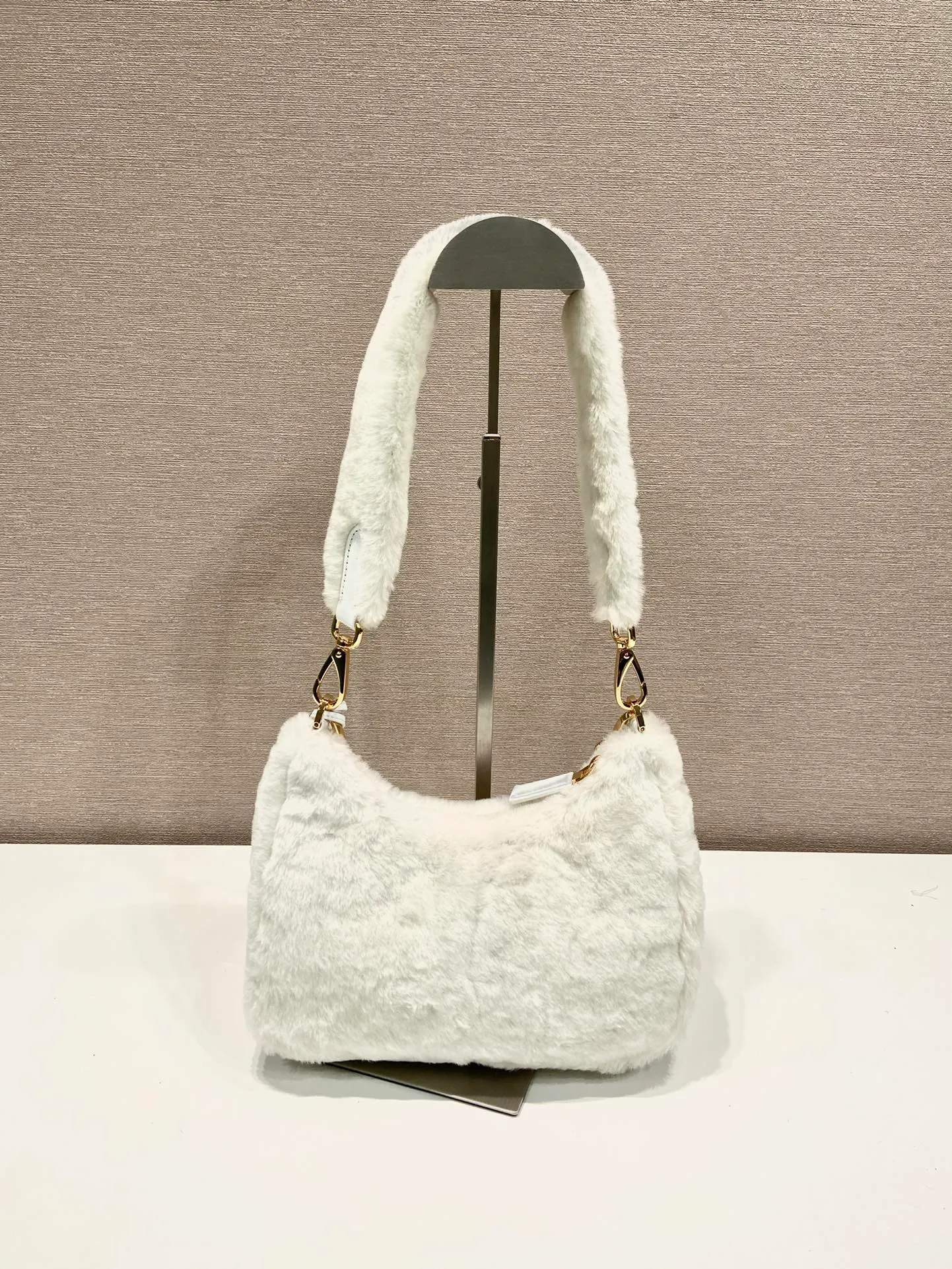 💰1520🎉Hobo fur bag🎉1BC204 new goat hair🎉🎉 This Hobo fur bag is made of imported goats and is equipped with a detachable fur shoulder strap and chain. It adds a touch of sexiness under the armpit bag and is also equipped with a detachable long shoulder strap. Babies who like sportsexy can carry it cross-body and continue to create a concave shape easily. It is highly functional. What I love most is that there is a small pendant hanging on the shoulder strap. So beautiful🎉🎉 A must-have in winter, I love it for babies. Get it now. Length 23x Height 17x Bottom 8cm🎉🎉🎉