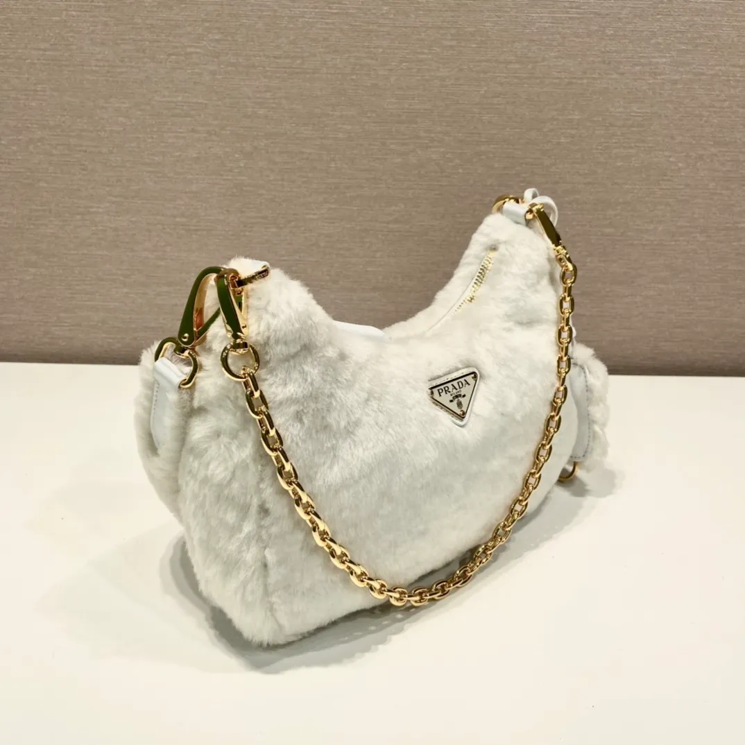 💰1520🎉Hobo fur bag🎉1BC204 new goat hair🎉🎉 This Hobo fur bag is made of imported goats and is equipped with a detachable fur shoulder strap and chain. It adds a touch of sexiness under the armpit bag and is also equipped with a detachable long shoulder strap. Babies who like sportsexy can carry it cross-body and continue to create a concave shape easily. It is highly functional. What I love most is that there is a small pendant hanging on the shoulder strap. So beautiful🎉🎉 A must-have in winter, I love it for babies. Get it now. Length 23x Height 17x Bottom 8cm🎉🎉🎉