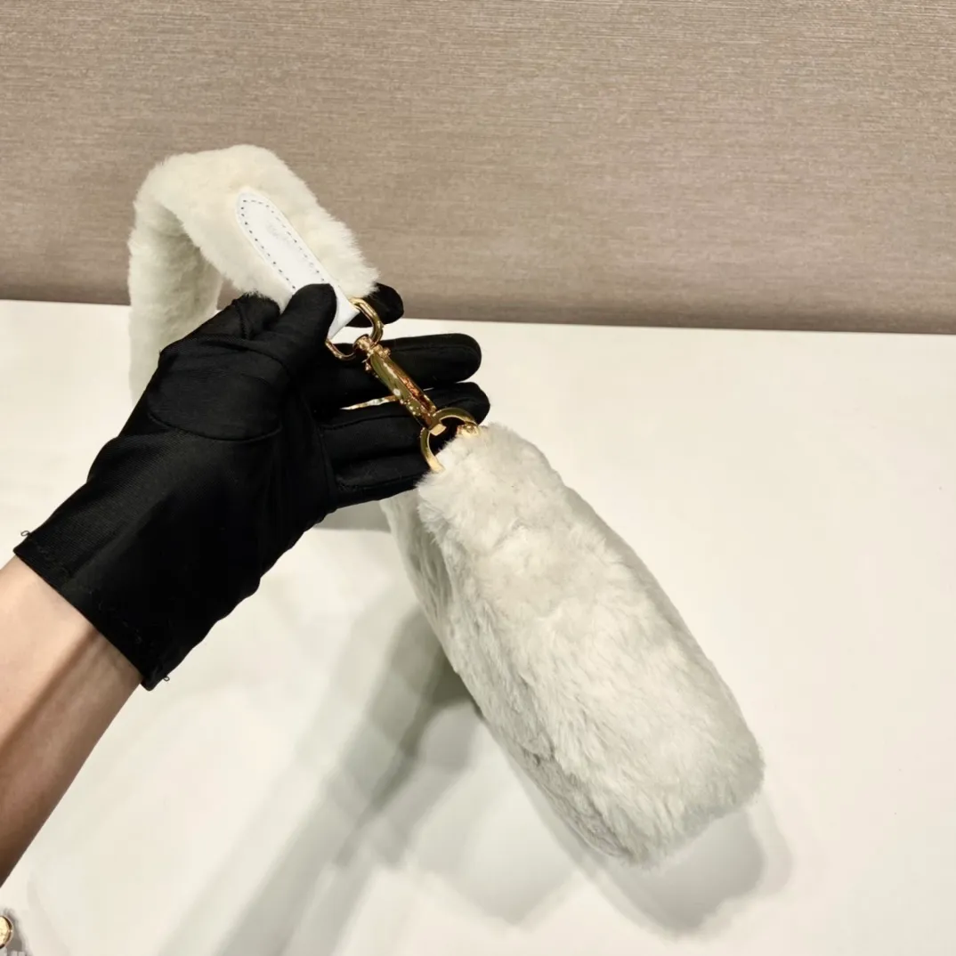 💰1520🎉Hobo fur bag🎉1BC204 new goat hair🎉🎉 This Hobo fur bag is made of imported goats and is equipped with a detachable fur shoulder strap and chain. It adds a touch of sexiness under the armpit bag and is also equipped with a detachable long shoulder strap. Babies who like sportsexy can carry it cross-body and continue to create a concave shape easily. It is highly functional. What I love most is that there is a small pendant hanging on the shoulder strap. So beautiful🎉🎉 A must-have in winter, I love it for babies. Get it now. Length 23x Height 17x Bottom 8cm🎉🎉🎉