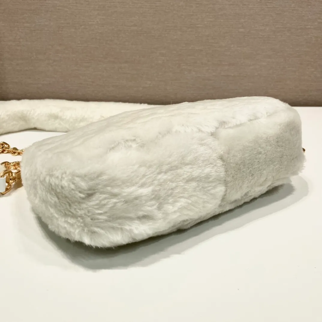 💰1520🎉Hobo fur bag🎉1BC204 new goat hair🎉🎉 This Hobo fur bag is made of imported goats and is equipped with a detachable fur shoulder strap and chain. It adds a touch of sexiness under the armpit bag and is also equipped with a detachable long shoulder strap. Babies who like sportsexy can carry it cross-body and continue to create a concave shape easily. It is highly functional. What I love most is that there is a small pendant hanging on the shoulder strap. So beautiful🎉🎉 A must-have in winter, I love it for babies. Get it now. Length 23x Height 17x Bottom 8cm🎉🎉🎉