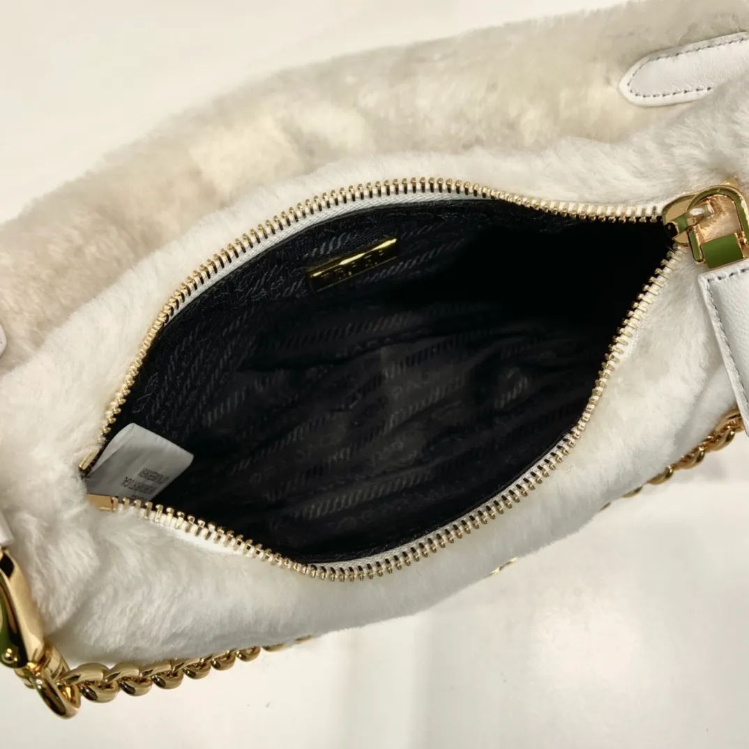 💰1520🎉Hobo fur bag🎉1BC204 new goat hair🎉🎉 This Hobo fur bag is made of imported goats and is equipped with a detachable fur shoulder strap and chain. It adds a touch of sexiness under the armpit bag and is also equipped with a detachable long shoulder strap. Babies who like sportsexy can carry it cross-body and continue to create a concave shape easily. It is highly functional. What I love most is that there is a small pendant hanging on the shoulder strap. So beautiful🎉🎉 A must-have in winter, I love it for babies. Get it now. Length 23x Height 17x Bottom 8cm🎉🎉🎉