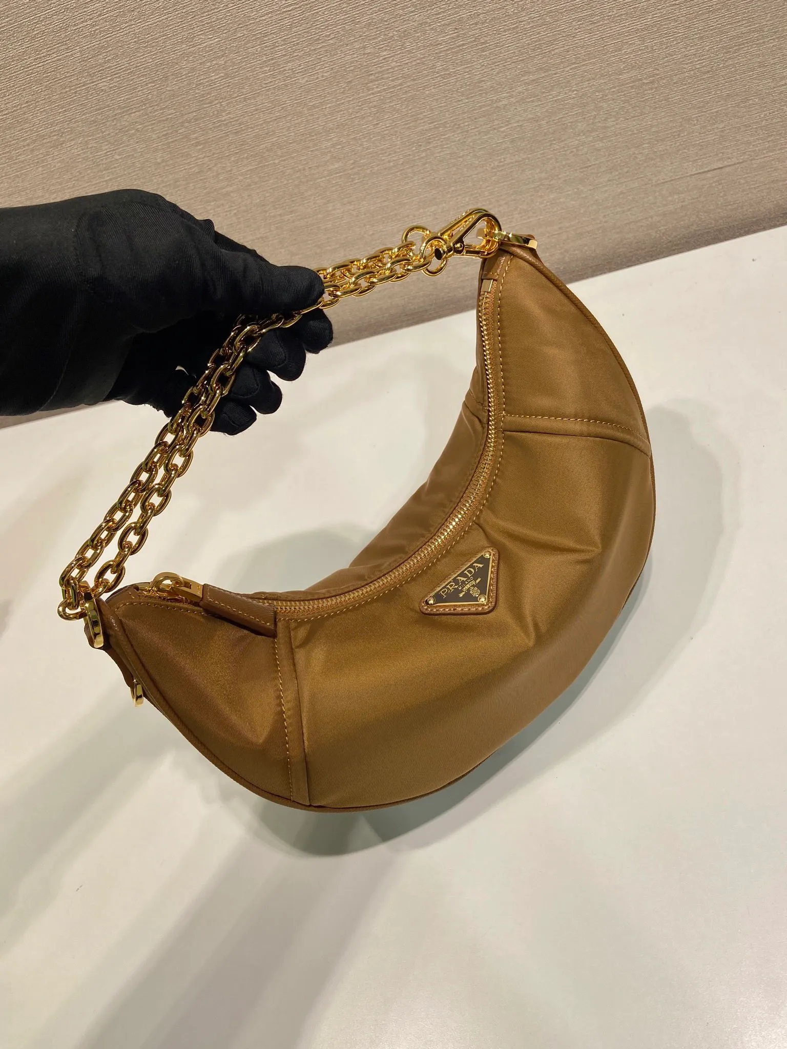 💰1020🎉New Crescent Bag🎉1BH222 Multi-Function🎉🎉 Made of recycled nylon fabric, this Re-Nylon handbag is exquisite and versatile, blending archival style with practical contemporary style. The half-moon silhouette features a detachable sporty shoulder strap and an elegant chain handle, making it versatile and versatile to carry. Crossbody/armpit/armpit bag/hand carry, it’s perfect😘😘Babies, hurry up and get it🎉🎉 Length 30x Height 13.5x Bottom 6cm🎉🎉🎉💰💰💰