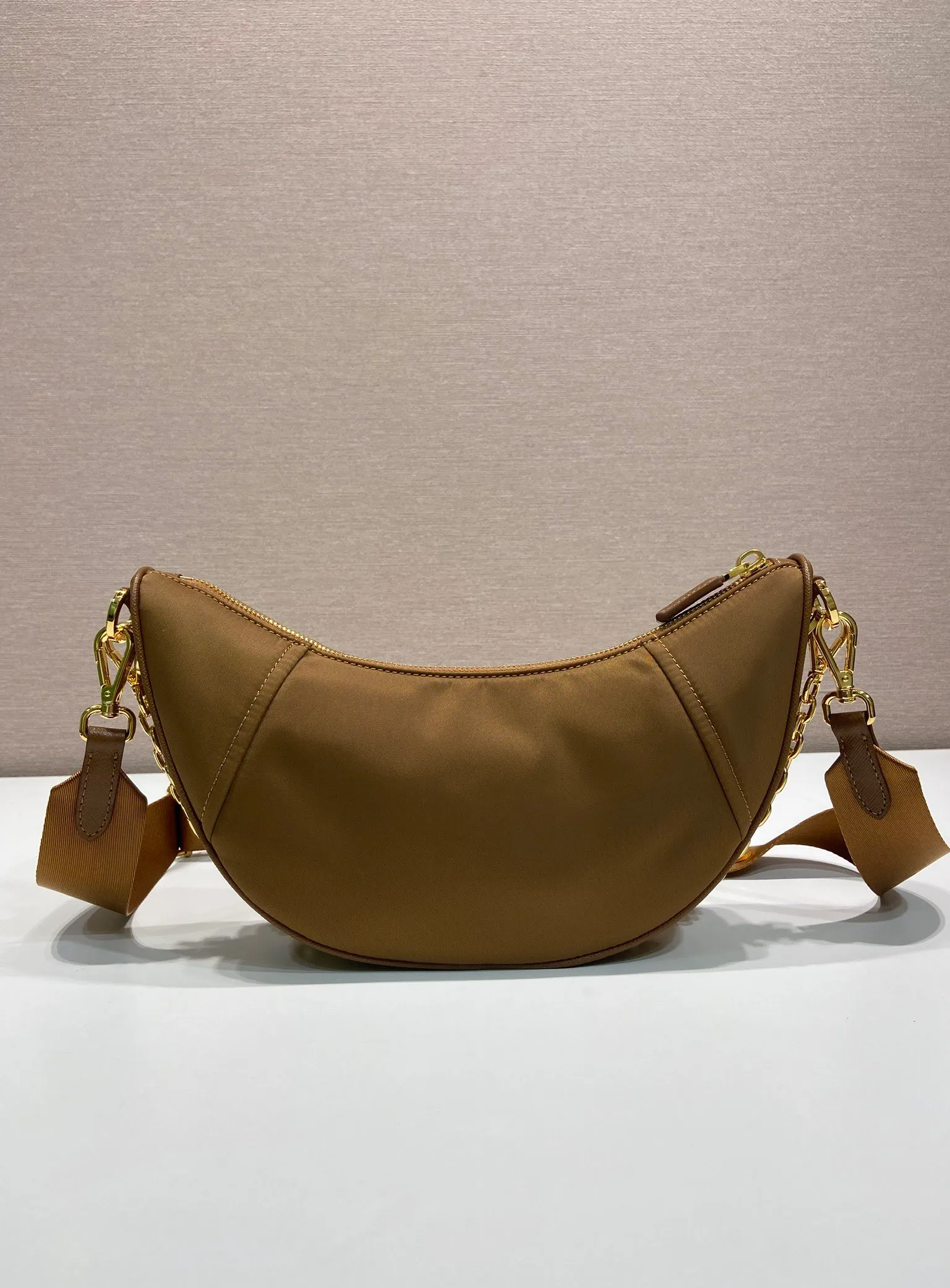 💰1020🎉New Crescent Bag🎉1BH222 Multi-Function🎉🎉 Made of recycled nylon fabric, this Re-Nylon handbag is exquisite and versatile, blending archival style with practical contemporary style. The half-moon silhouette features a detachable sporty shoulder strap and an elegant chain handle, making it versatile and versatile to carry. Crossbody/armpit/armpit bag/hand carry, it’s perfect😘😘Babies, hurry up and get it🎉🎉 Length 30x Height 13.5x Bottom 6cm🎉🎉🎉💰💰💰