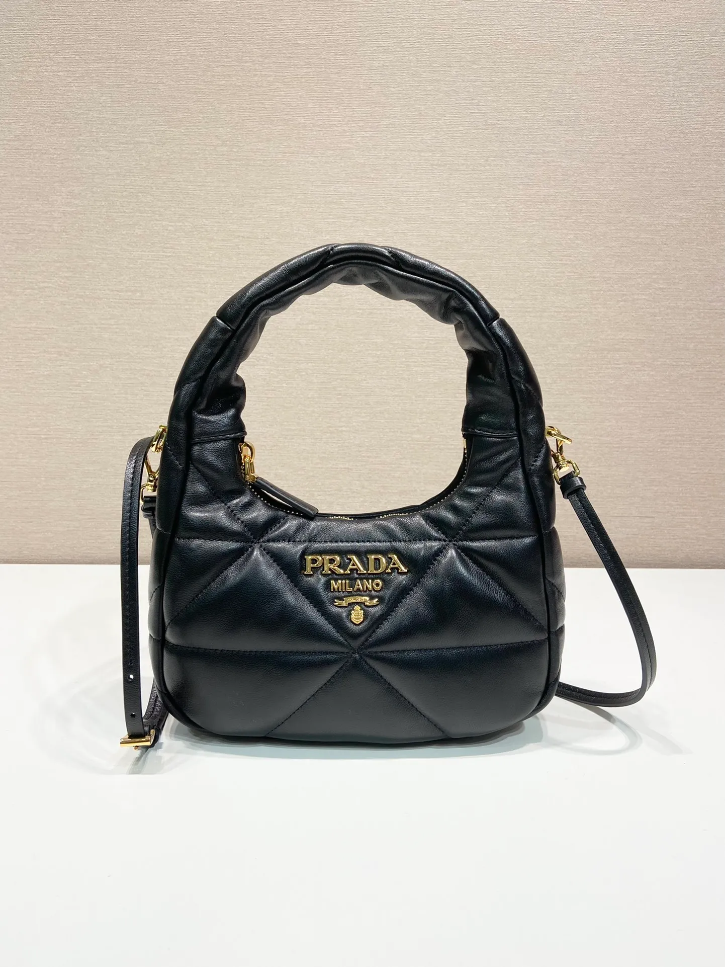 💰1460🎉Mini Hobo🎉1BA384🎉🎉This mini underarm bag is made of imported lambskin, which is super soft to the touch. It has a unique three-dimensional triangle pattern with complex hand-stitching. It is equipped with a detachable and adjustable long shoulder strap, large blank capacity, and the upper body effect is very cute😘If you like babies, hurry up and get it🎉 Length 21x Height 12.5x Bottom 6.5cm