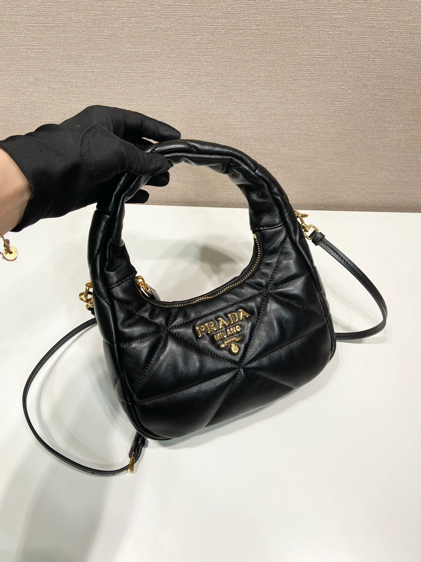 💰1460🎉Mini Hobo🎉1BA384🎉🎉This mini underarm bag is made of imported lambskin, which is super soft to the touch. It has a unique three-dimensional triangle pattern with complex hand-stitching. It is equipped with a detachable and adjustable long shoulder strap, large blank capacity, and the upper body effect is very cute😘If you like babies, hurry up and get it🎉 Length 21x Height 12.5x Bottom 6.5cm