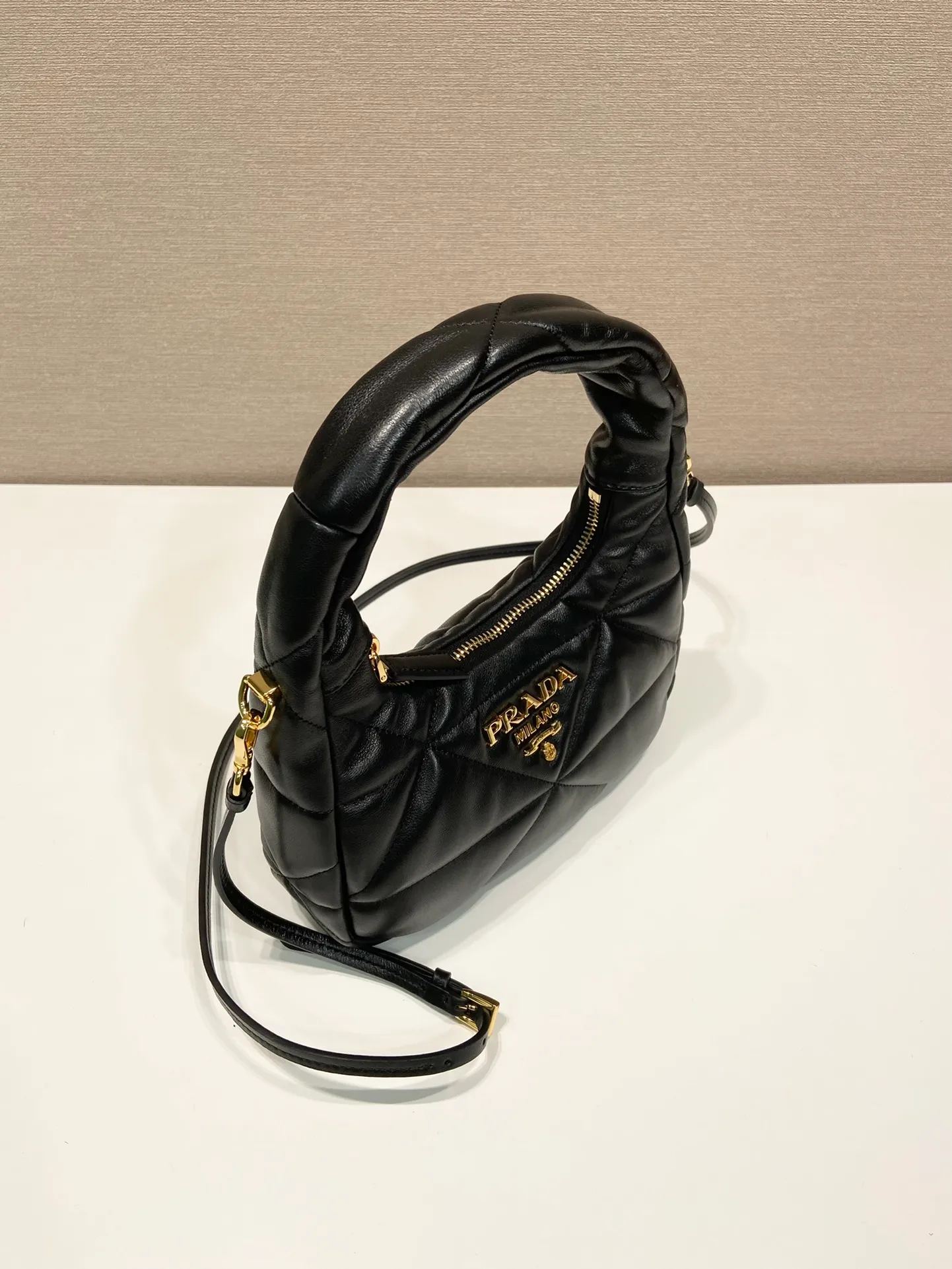 💰1460🎉Mini Hobo🎉1BA384🎉🎉This mini underarm bag is made of imported lambskin, which is super soft to the touch. It has a unique three-dimensional triangle pattern with complex hand-stitching. It is equipped with a detachable and adjustable long shoulder strap, large blank capacity, and the upper body effect is very cute😘If you like babies, hurry up and get it🎉 Length 21x Height 12.5x Bottom 6.5cm