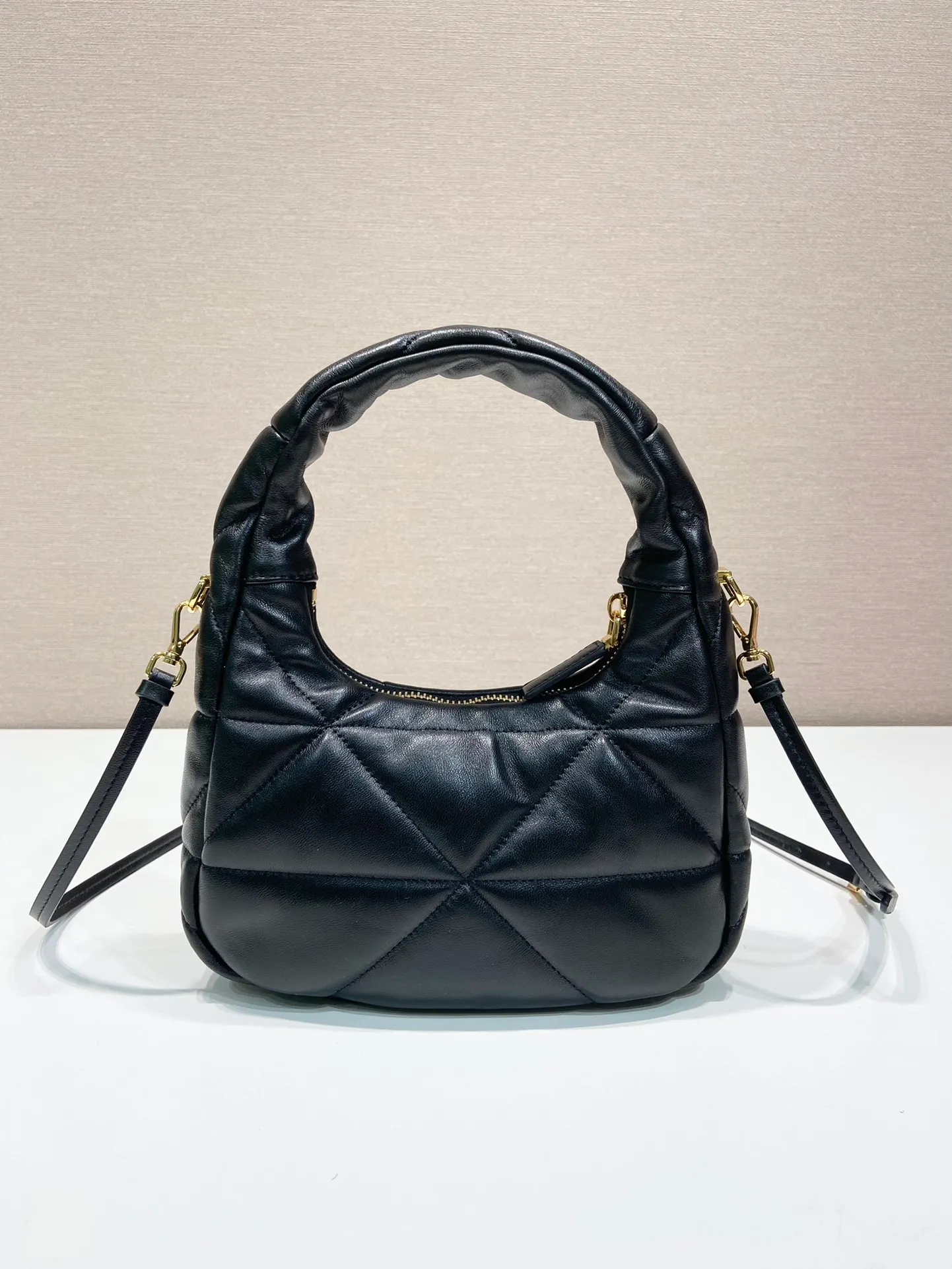 💰1460🎉Mini Hobo🎉1BA384🎉🎉This mini underarm bag is made of imported lambskin, which is super soft to the touch. It has a unique three-dimensional triangle pattern with complex hand-stitching. It is equipped with a detachable and adjustable long shoulder strap, large blank capacity, and the upper body effect is very cute😘If you like babies, hurry up and get it🎉 Length 21x Height 12.5x Bottom 6.5cm