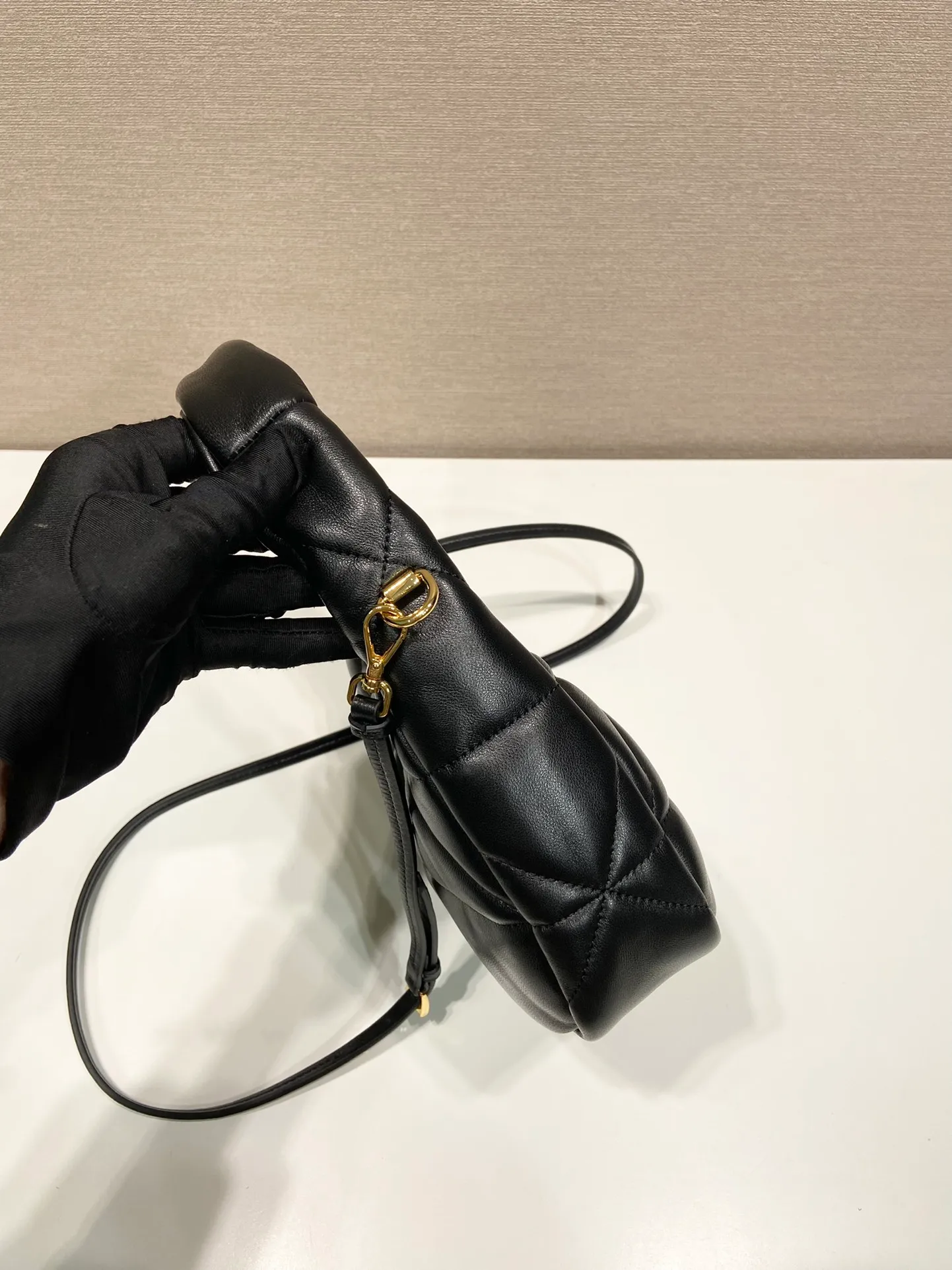 💰1460🎉Mini Hobo🎉1BA384🎉🎉This mini underarm bag is made of imported lambskin, which is super soft to the touch. It has a unique three-dimensional triangle pattern with complex hand-stitching. It is equipped with a detachable and adjustable long shoulder strap, large blank capacity, and the upper body effect is very cute😘If you like babies, hurry up and get it🎉 Length 21x Height 12.5x Bottom 6.5cm