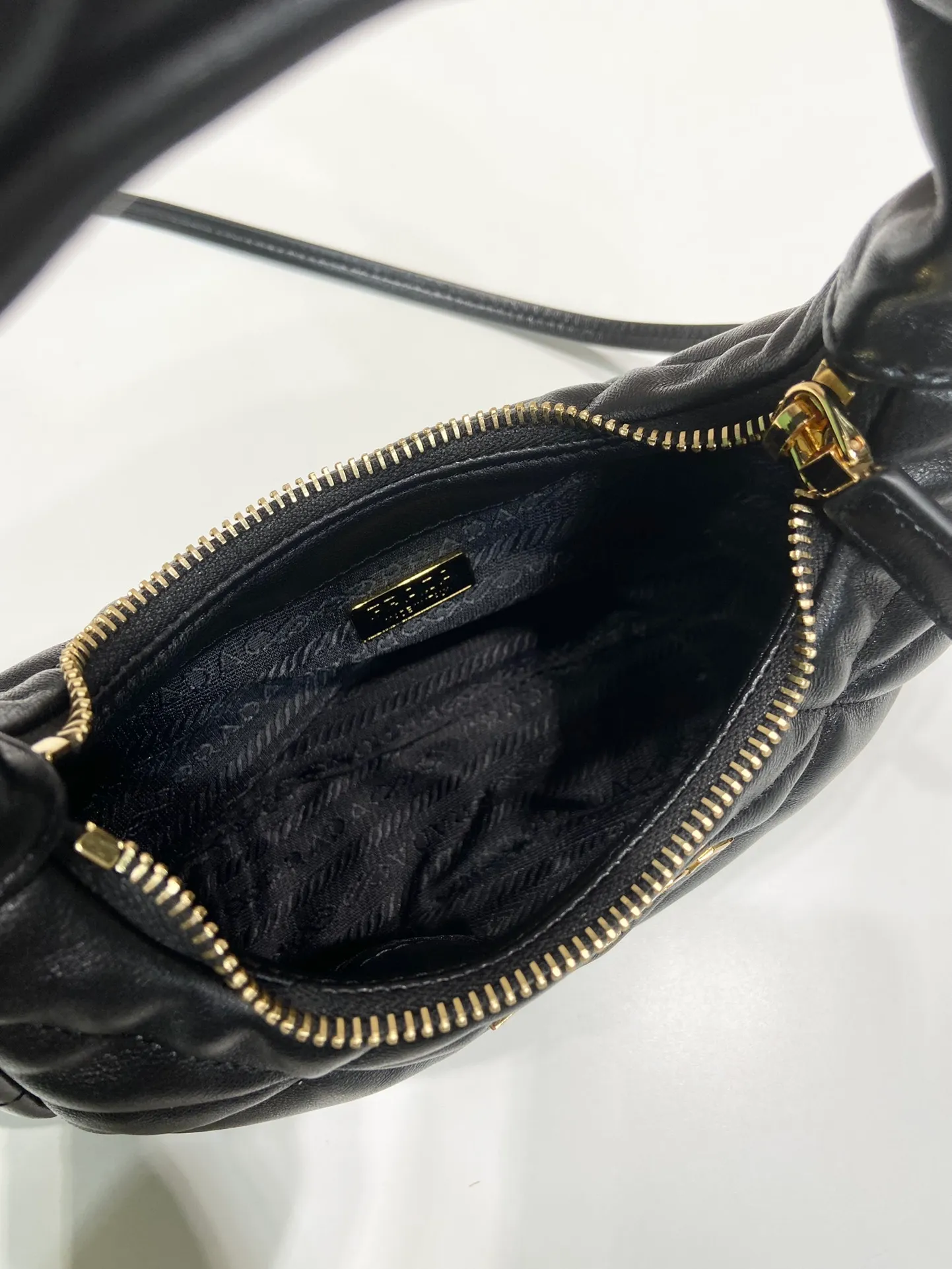 💰1460🎉Mini Hobo🎉1BA384🎉🎉This mini underarm bag is made of imported lambskin, which is super soft to the touch. It has a unique three-dimensional triangle pattern with complex hand-stitching. It is equipped with a detachable and adjustable long shoulder strap, large blank capacity, and the upper body effect is very cute😘If you like babies, hurry up and get it🎉 Length 21x Height 12.5x Bottom 6.5cm