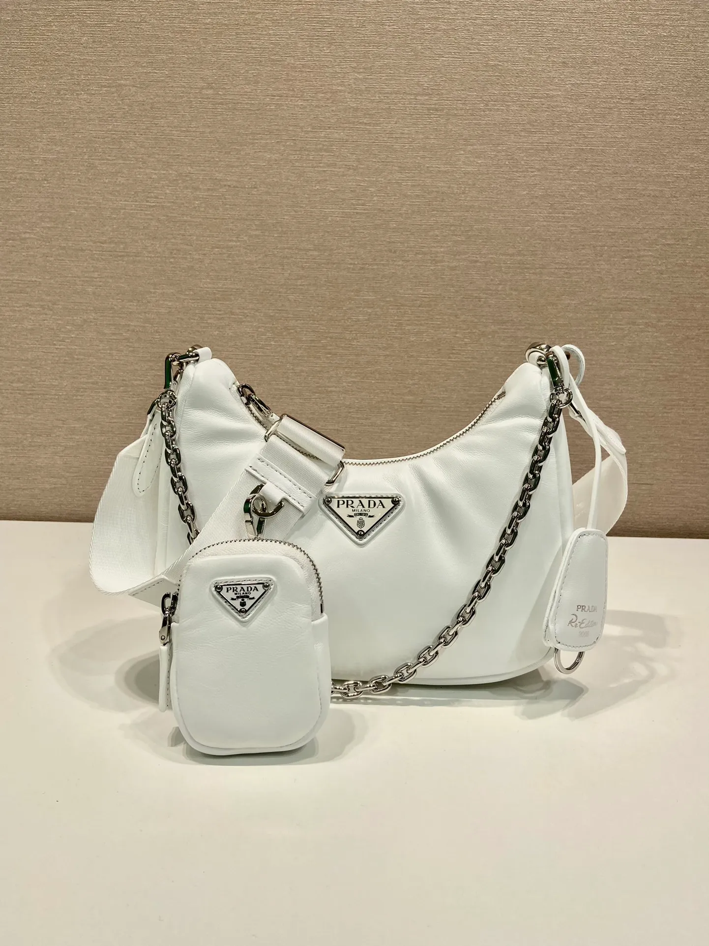 💰1520🎉Lambskin three-in-one🎉1BH204🎉🎉 This three-in-one padded shoulder bag is made of soft lambskin and has a simple silhouette. It is equipped with a detachable long nylon shoulder strap and velvet strips. It is a favorite small bag on the shoulder strap. So cute 😉 It feels very soft🎉, practical and casual, babies, hurry up and get it🎉🎉 Length 22x height 18x ​​base 6.5cm🎉🎉🎉🍊🍊🍊