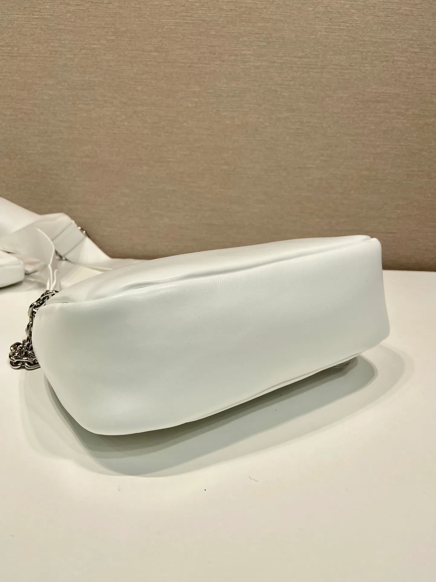 💰1520🎉Lambskin three-in-one🎉1BH204🎉🎉 This three-in-one padded shoulder bag is made of soft lambskin and has a simple silhouette. It is equipped with a detachable long nylon shoulder strap and velvet strips. It is a favorite small bag on the shoulder strap. So cute 😉 It feels very soft🎉, practical and casual, babies, hurry up and get it🎉🎉 Length 22x height 18x ​​base 6.5cm🎉🎉🎉🍊🍊🍊