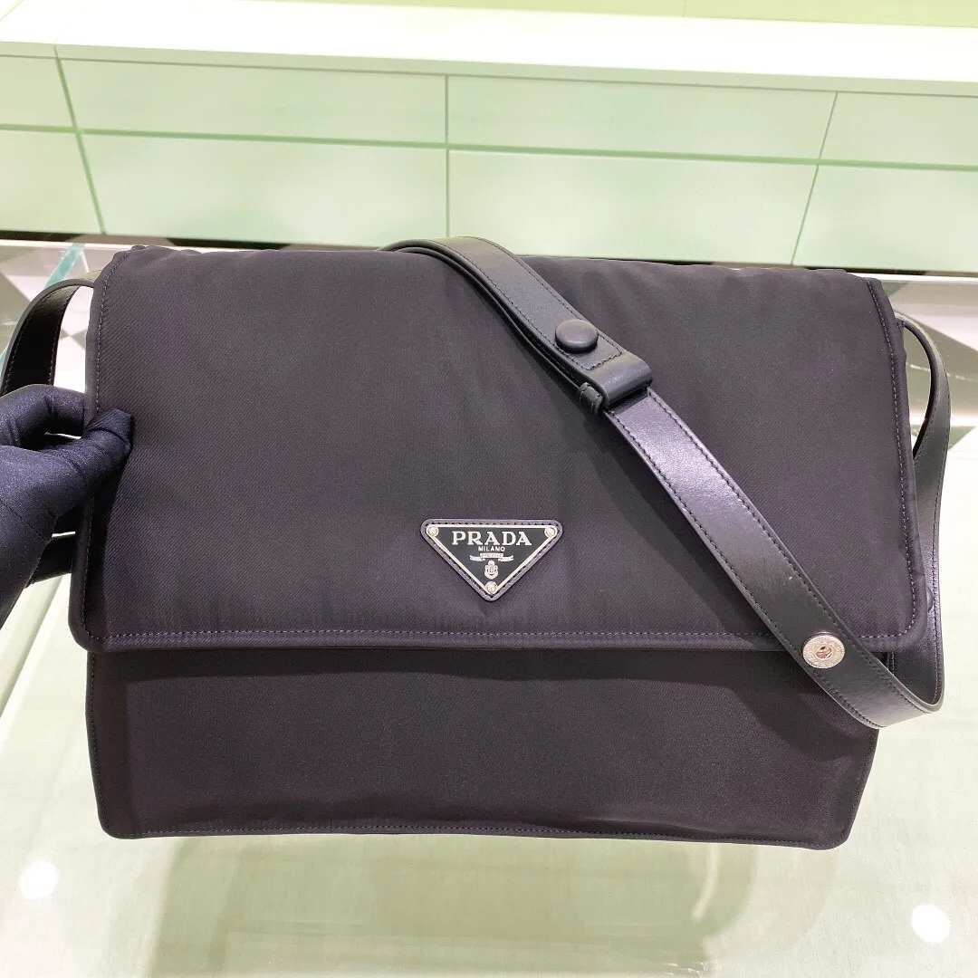 P1040¥✨New product launch✨Pra*aHobo co-branded model invite series 1BD256 large size Pr*da Hobo has become a mainstream fashion trend! Super versatile and good-looking, fashionable people must buy it! It is not only practical, lightweight but also good-looking. It has a super large triangle brand sign with a waterproof parachute + waterproof parachute. The detachable and adjustable full leather strap is fluffy and soft. It is a perfect match for autumn and winter clothes. The spacious internal compartment can be opened into two bags. It is simply great👏... Unisex model for both men and women🉑️Size: 36*28*14cm black