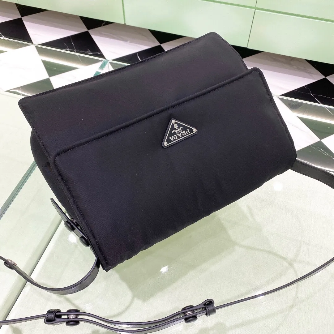 P1040¥✨New product launch✨Pra*aHobo co-branded model invite series 1BD256 large size Pr*da Hobo has become a mainstream fashion trend! Super versatile and good-looking, fashionable people must buy it! It is not only practical, lightweight but also good-looking. It has a super large triangle brand sign with a waterproof parachute + waterproof parachute. The detachable and adjustable full leather strap is fluffy and soft. It is a perfect match for autumn and winter clothes. The spacious internal compartment can be opened into two bags. It is simply great👏... Unisex model for both men and women🉑️Size: 36*28*14cm black