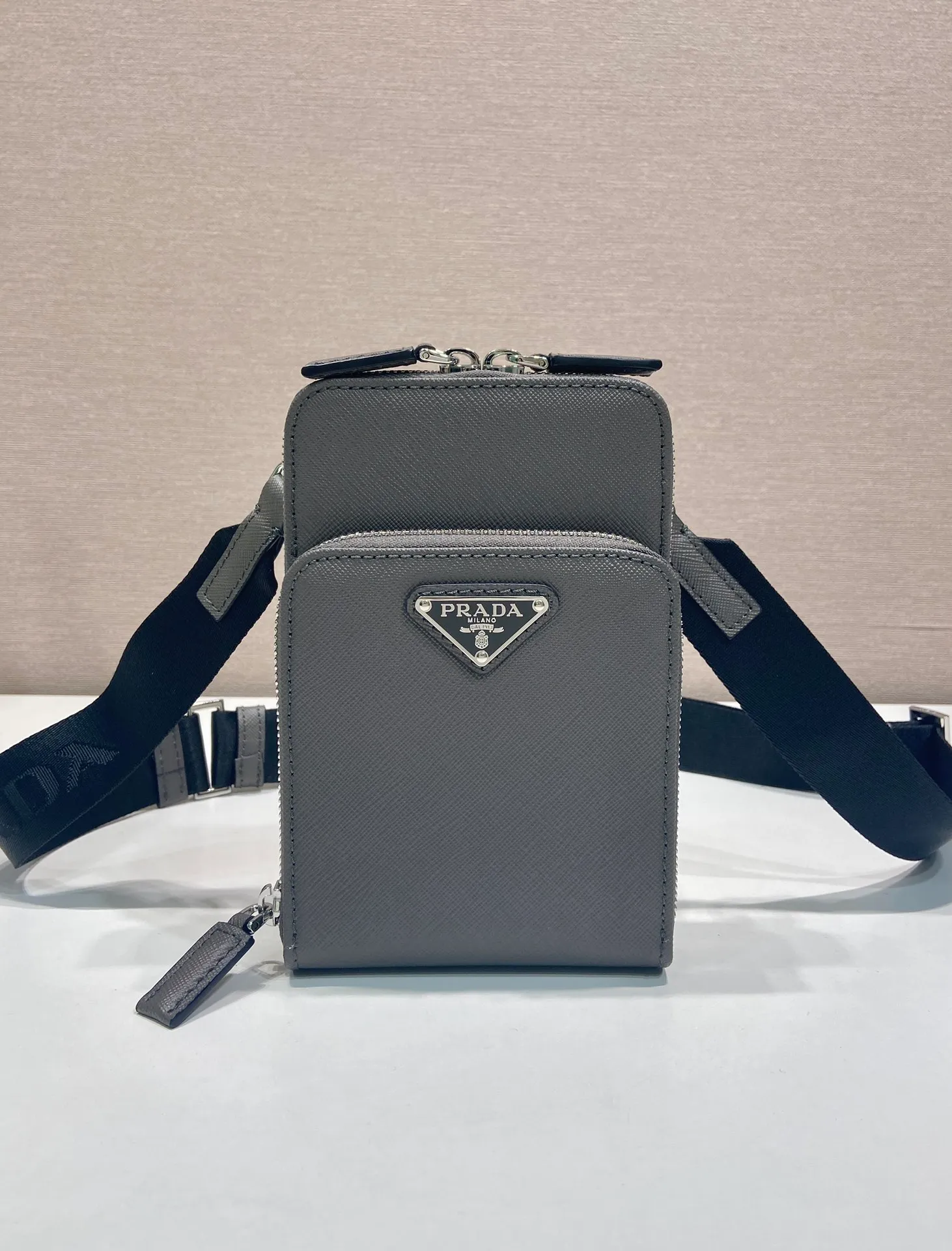 💰1020🎉New mobile phone bag🎉2ZH126 cross pattern🎉🎉 This mobile phone bag is made of cross pattern leather and equipped with a detachable woven nylon shoulder strap. Retro glossy leather has always been favored by the luxury world. It has been the brand's iconic material since it was adopted by P. It has zipper closure and three card slots in the front pocket. The upper body effect is super cool😎. It is suitable for both men and women. It is worth owning. Get it now👏👏 Length 12x height 18 bottom 4cm🎉🎉🎉👏👏👏