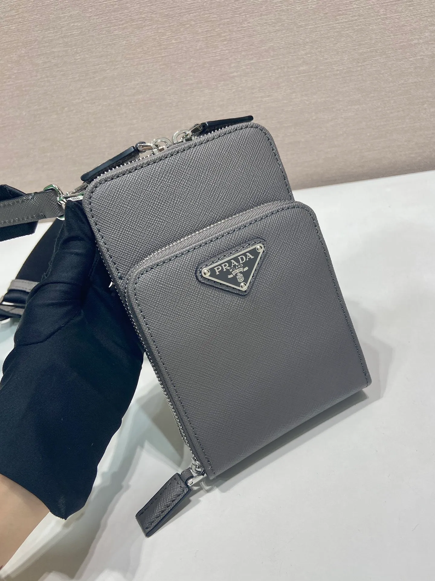 💰1020🎉New mobile phone bag🎉2ZH126 cross pattern🎉🎉 This mobile phone bag is made of cross pattern leather and equipped with a detachable woven nylon shoulder strap. Retro glossy leather has always been favored by the luxury world. It has been the brand's iconic material since it was adopted by P. It has zipper closure and three card slots in the front pocket. The upper body effect is super cool😎. It is suitable for both men and women. It is worth owning. Get it now👏👏 Length 12x height 18 bottom 4cm🎉🎉🎉👏👏👏