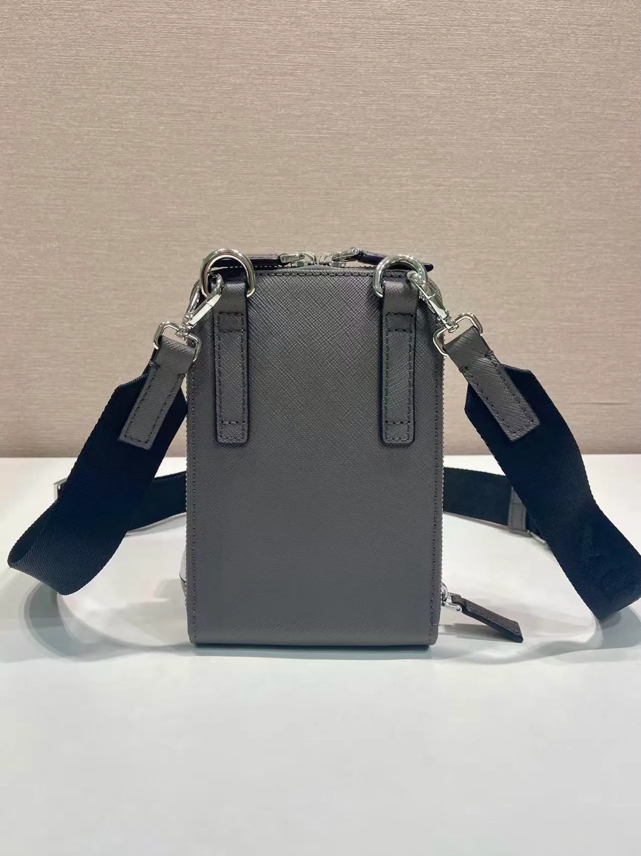 💰1020🎉New mobile phone bag🎉2ZH126 cross pattern🎉🎉 This mobile phone bag is made of cross pattern leather and equipped with a detachable woven nylon shoulder strap. Retro glossy leather has always been favored by the luxury world. It has been the brand's iconic material since it was adopted by P. It has zipper closure and three card slots in the front pocket. The upper body effect is super cool😎. It is suitable for both men and women. It is worth owning. Get it now👏👏 Length 12x height 18 bottom 4cm🎉🎉🎉👏👏👏