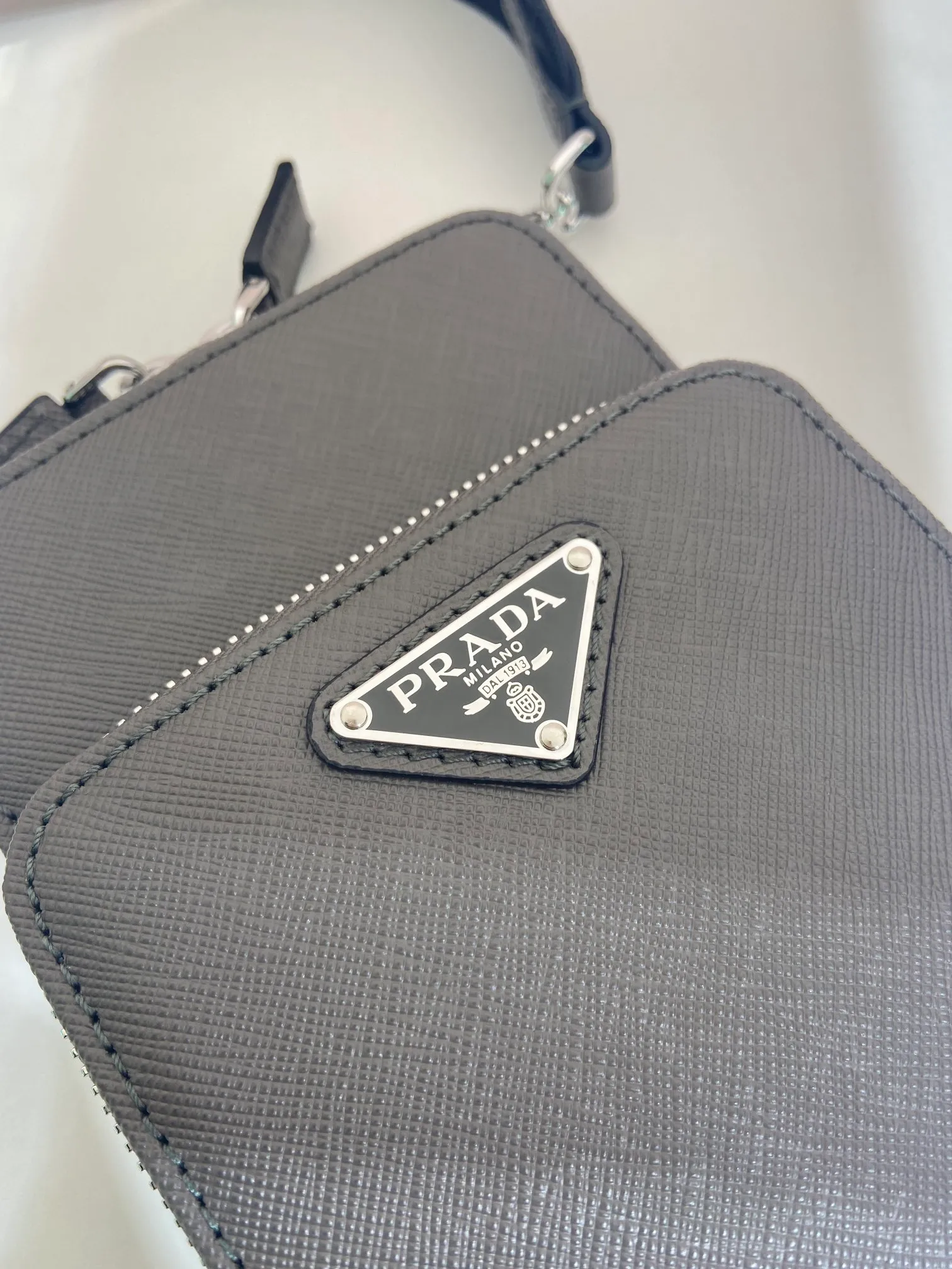 💰1020🎉New mobile phone bag🎉2ZH126 cross pattern🎉🎉 This mobile phone bag is made of cross pattern leather and equipped with a detachable woven nylon shoulder strap. Retro glossy leather has always been favored by the luxury world. It has been the brand's iconic material since it was adopted by P. It has zipper closure and three card slots in the front pocket. The upper body effect is super cool😎. It is suitable for both men and women. It is worth owning. Get it now👏👏 Length 12x height 18 bottom 4cm🎉🎉🎉👏👏👏