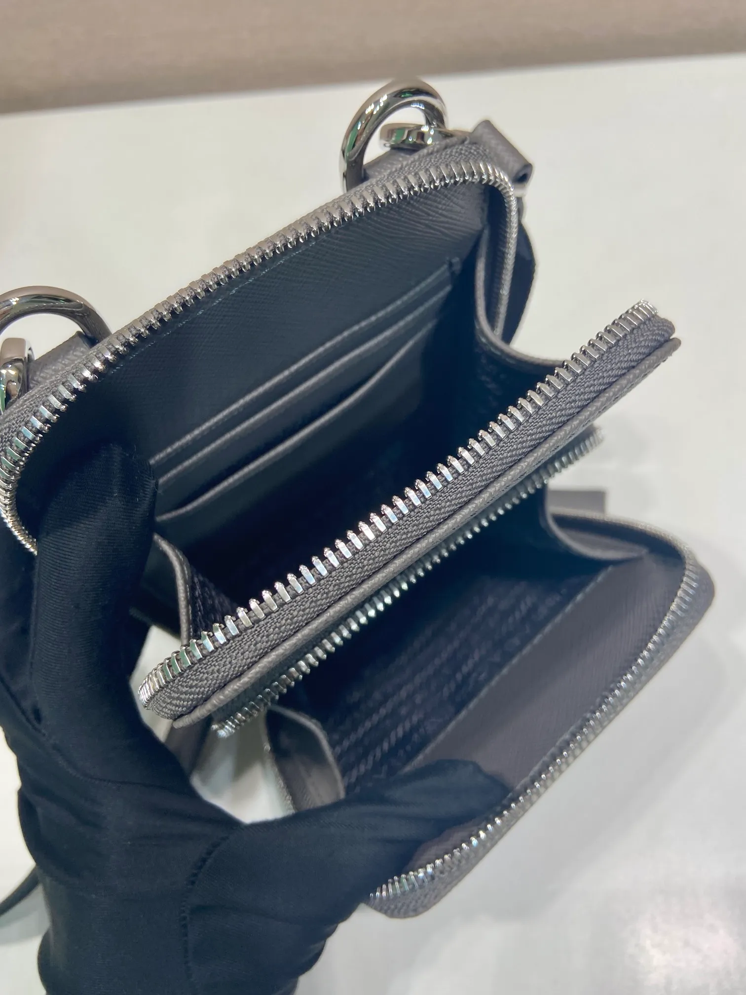 💰1020🎉New mobile phone bag🎉2ZH126 cross pattern🎉🎉 This mobile phone bag is made of cross pattern leather and equipped with a detachable woven nylon shoulder strap. Retro glossy leather has always been favored by the luxury world. It has been the brand's iconic material since it was adopted by P. It has zipper closure and three card slots in the front pocket. The upper body effect is super cool😎. It is suitable for both men and women. It is worth owning. Get it now👏👏 Length 12x height 18 bottom 4cm🎉🎉🎉👏👏👏