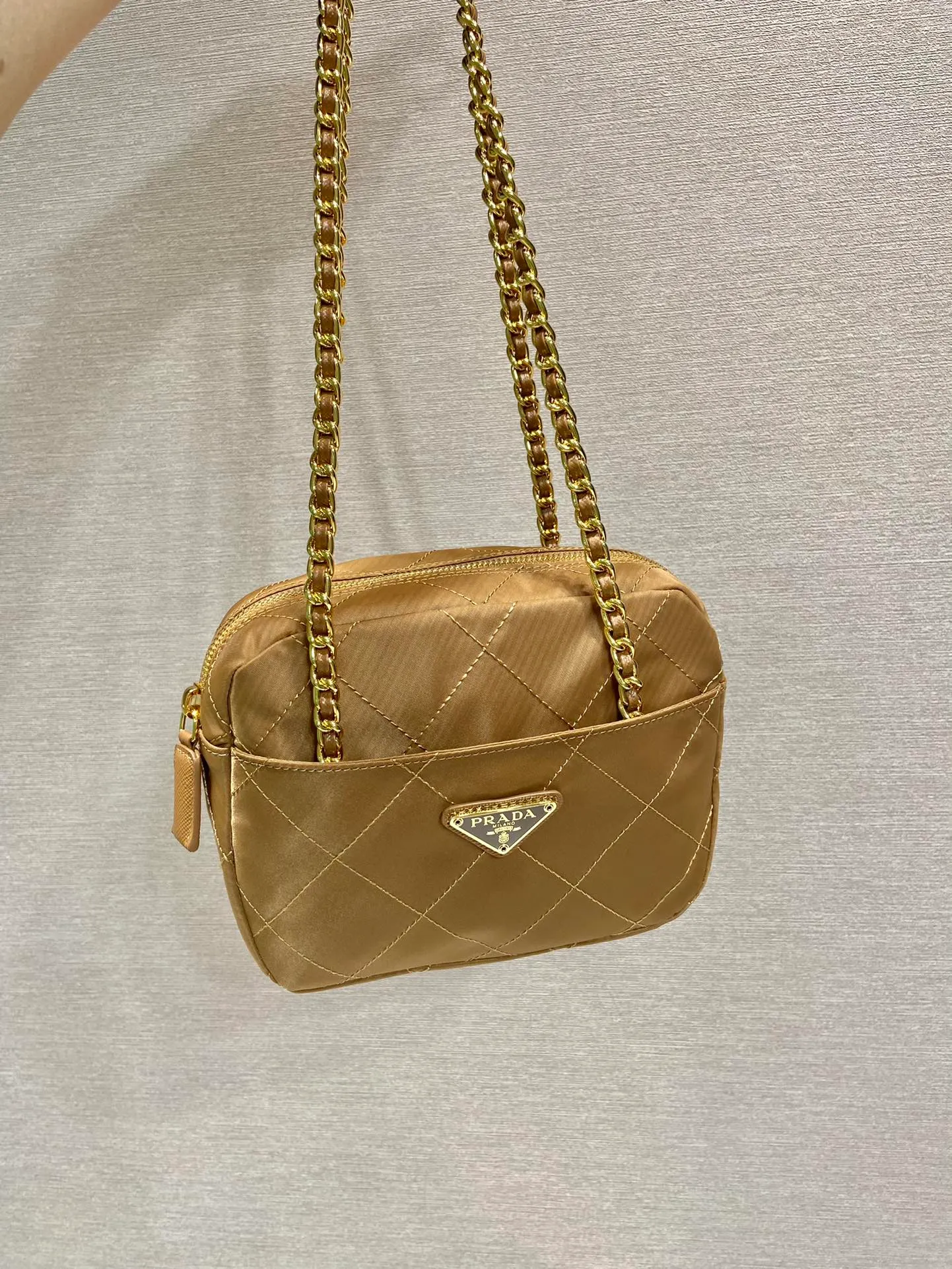 💰1020🎉Middle-aged cross-body bag🎉1BD632🎉🎉 This Vintage middle-aged chain diamond hobo bag has a great design👏👏 Purely handmade nylon rhombus design, can be worn on one shoulder, across the body, or carried on the street. The imported black gold chain is really the eternal theme of vintage😘😘It is simple and elegant, and the capacity is very large👍The upper body is particularly trendy, versatile and fashionable. No matter casual or formal, they all have a stable temperament. Hurry up and get it🙊I love this second-hand hobo bag😘😘Length 19xHeight 14xCloth 6cm🎉