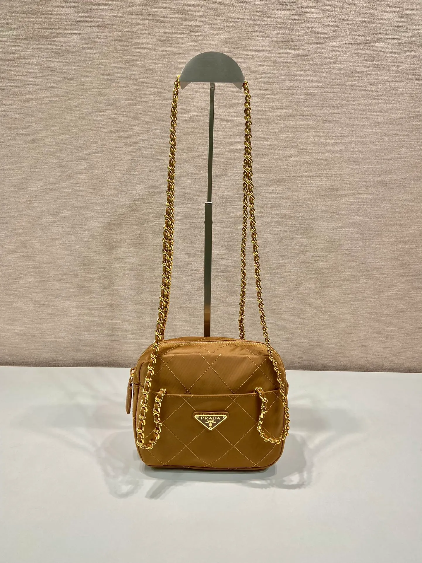 💰1020🎉Middle-aged cross-body bag🎉1BD632🎉🎉 This Vintage middle-aged chain diamond hobo bag has a great design👏👏 Purely handmade nylon rhombus design, can be worn on one shoulder, across the body, or carried on the street. The imported black gold chain is really the eternal theme of vintage😘😘It is simple and elegant, and the capacity is very large👍The upper body is particularly trendy, versatile and fashionable. No matter casual or formal, they all have a stable temperament. Hurry up and get it🙊I love this second-hand hobo bag😘😘Length 19xHeight 14xCloth 6cm🎉
