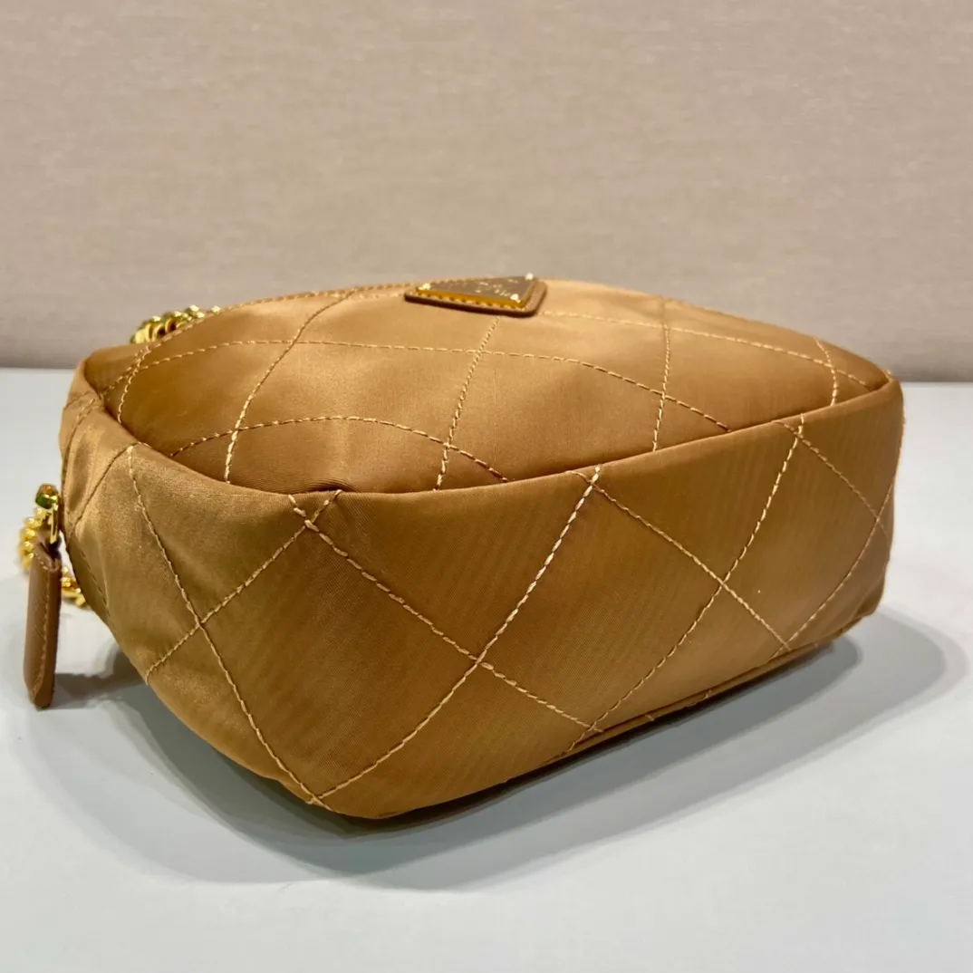 💰1020🎉Middle-aged cross-body bag🎉1BD632🎉🎉 This Vintage middle-aged chain diamond hobo bag has a great design👏👏 Purely handmade nylon rhombus design, can be worn on one shoulder, across the body, or carried on the street. The imported black gold chain is really the eternal theme of vintage😘😘It is simple and elegant, and the capacity is very large👍The upper body is particularly trendy, versatile and fashionable. No matter casual or formal, they all have a stable temperament. Hurry up and get it🙊I love this second-hand hobo bag😘😘Length 19xHeight 14xCloth 6cm🎉