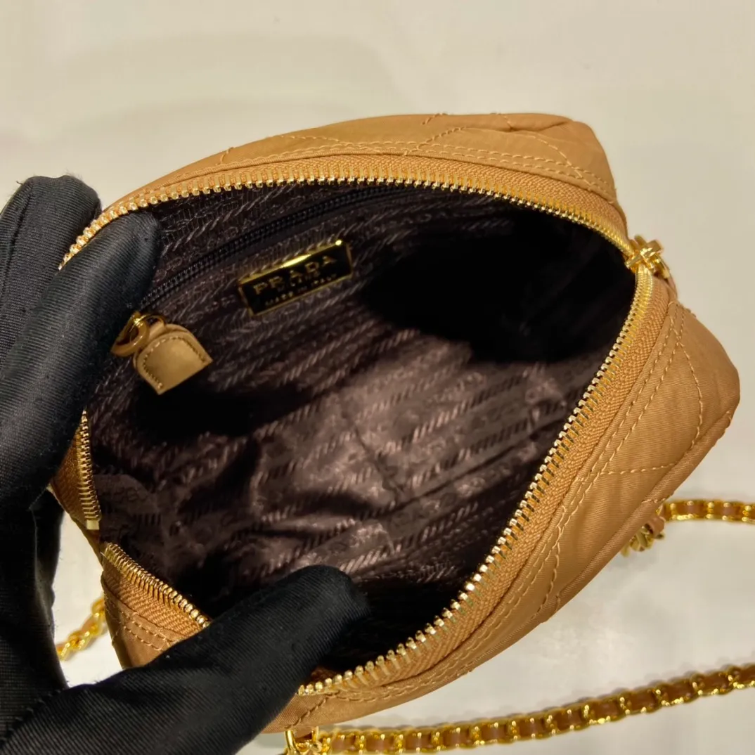 💰1020🎉Middle-aged cross-body bag🎉1BD632🎉🎉 This Vintage middle-aged chain diamond hobo bag has a great design👏👏 Purely handmade nylon rhombus design, can be worn on one shoulder, across the body, or carried on the street. The imported black gold chain is really the eternal theme of vintage😘😘It is simple and elegant, and the capacity is very large👍The upper body is particularly trendy, versatile and fashionable. No matter casual or formal, they all have a stable temperament. Hurry up and get it🙊I love this second-hand hobo bag😘😘Length 19xHeight 14xCloth 6cm🎉