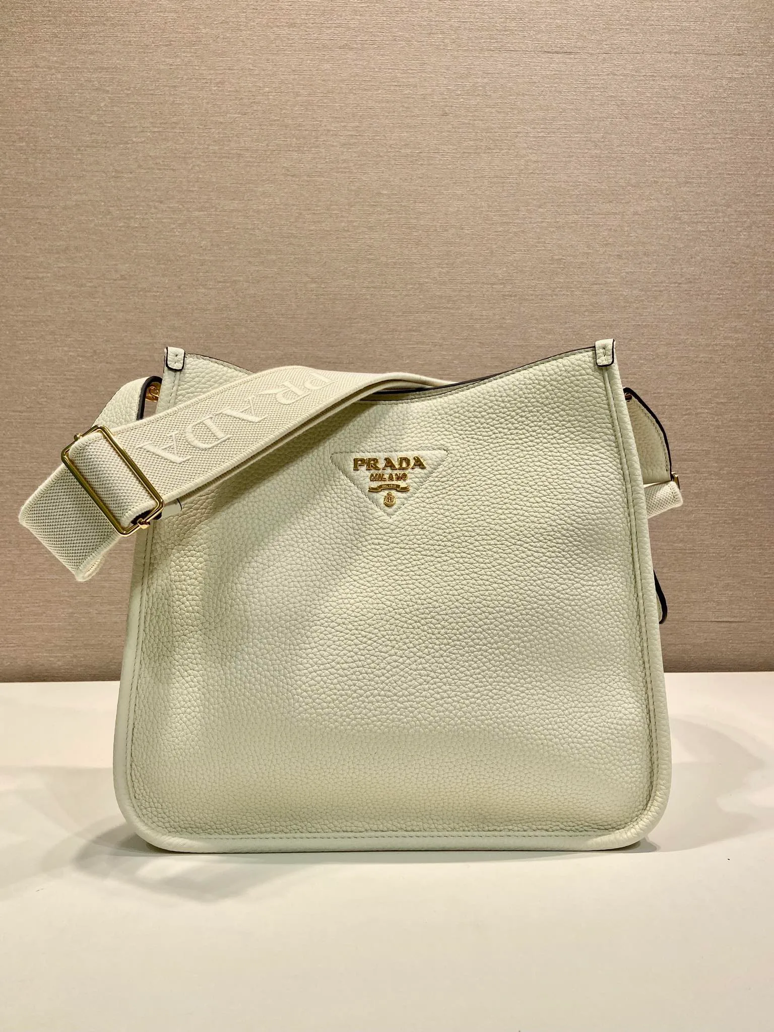 💰1800👏New fabric cross-body bag👏1BC073 large tote bag This leather mini shoulder bag has a simple design. A metallic triangle logo on the front adds signature tone. Equipped with detachable/adjustable logo printed webbing, the upper body effect is very beautiful😘😘highlighting its modern style. High fashion is the main fashion for daily matching. Hurry up and get it, it’s so beautiful👏👏 Length 30xH 28xH 12cm👏👏👏😘😘😘