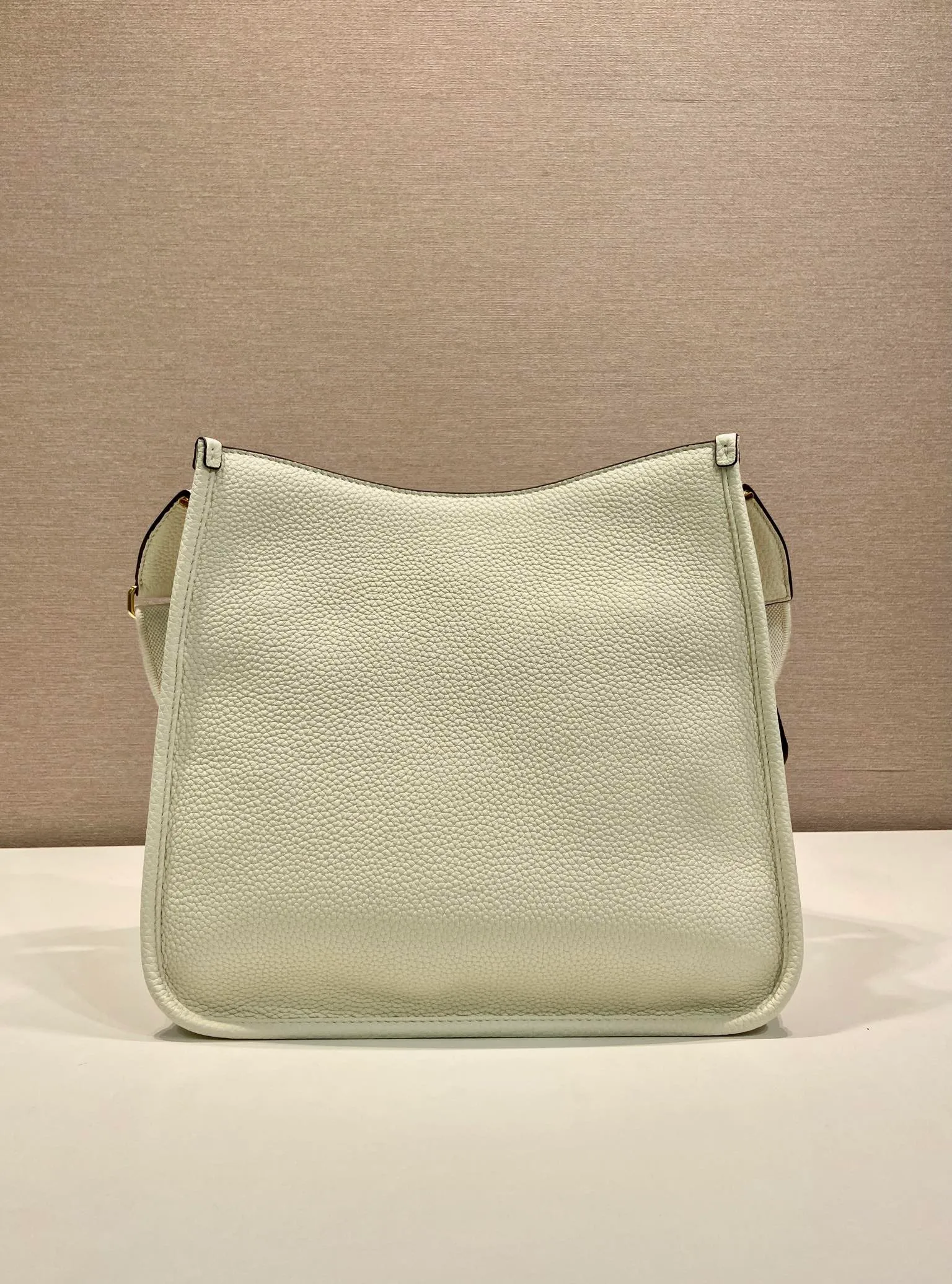 💰1800👏New fabric cross-body bag👏1BC073 large tote bag This leather mini shoulder bag has a simple design. A metallic triangle logo on the front adds signature tone. Equipped with detachable/adjustable logo printed webbing, the upper body effect is very beautiful😘😘highlighting its modern style. High fashion is the main fashion for daily matching. Hurry up and get it, it’s so beautiful👏👏 Length 30xH 28xH 12cm👏👏👏😘😘😘