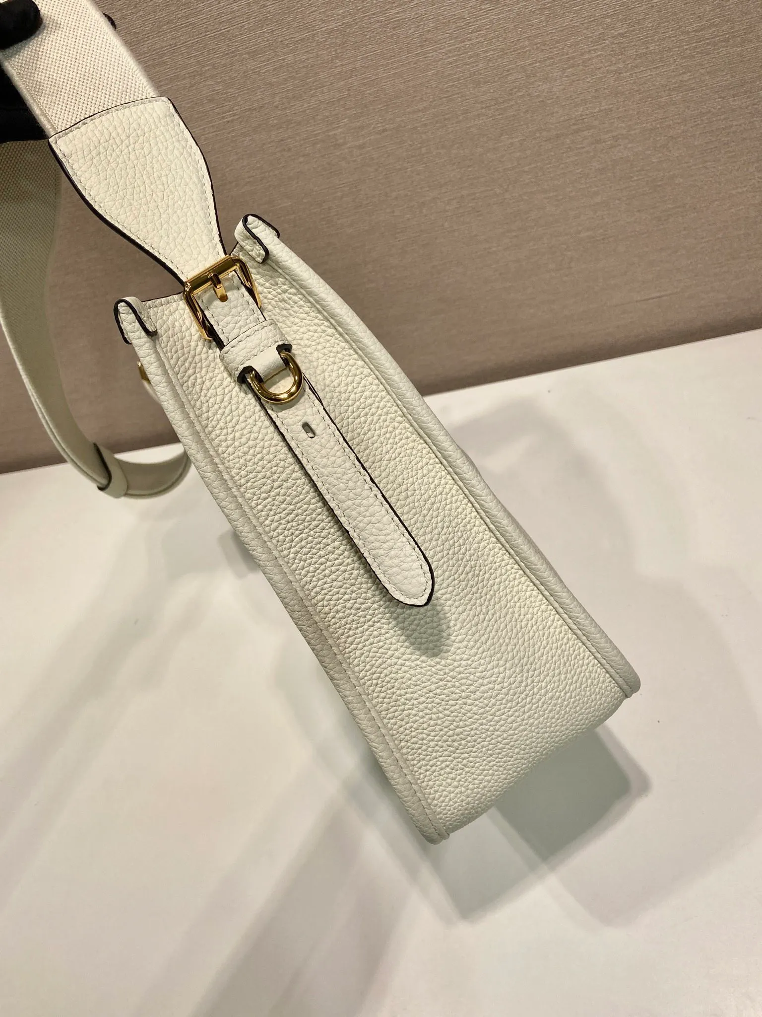 💰1800👏New fabric cross-body bag👏1BC073 large tote bag This leather mini shoulder bag has a simple design. A metallic triangle logo on the front adds signature tone. Equipped with detachable/adjustable logo printed webbing, the upper body effect is very beautiful😘😘highlighting its modern style. High fashion is the main fashion for daily matching. Hurry up and get it, it’s so beautiful👏👏 Length 30xH 28xH 12cm👏👏👏😘😘😘