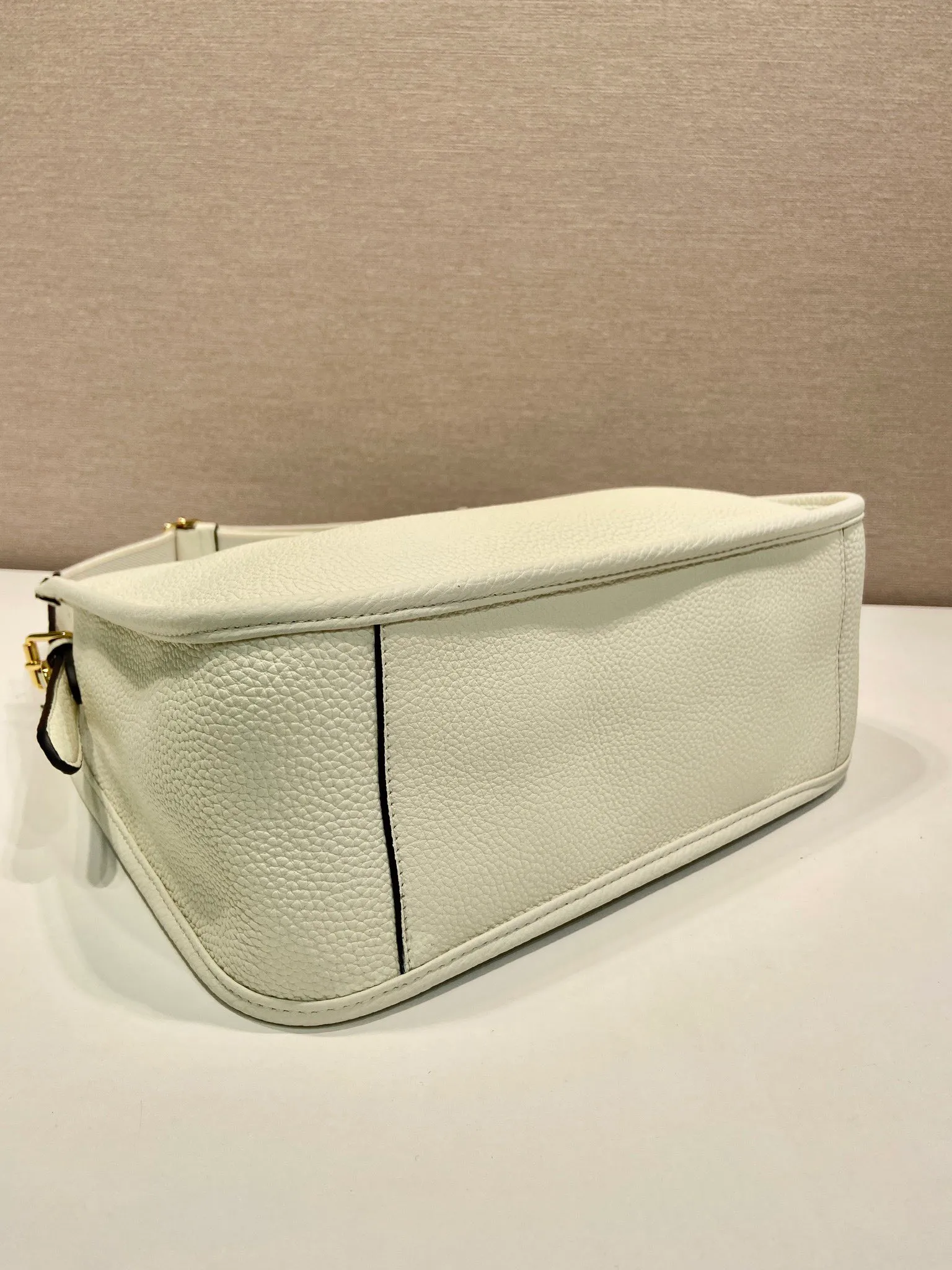 💰1800👏New fabric cross-body bag👏1BC073 large tote bag This leather mini shoulder bag has a simple design. A metallic triangle logo on the front adds signature tone. Equipped with detachable/adjustable logo printed webbing, the upper body effect is very beautiful😘😘highlighting its modern style. High fashion is the main fashion for daily matching. Hurry up and get it, it’s so beautiful👏👏 Length 30xH 28xH 12cm👏👏👏😘😘😘