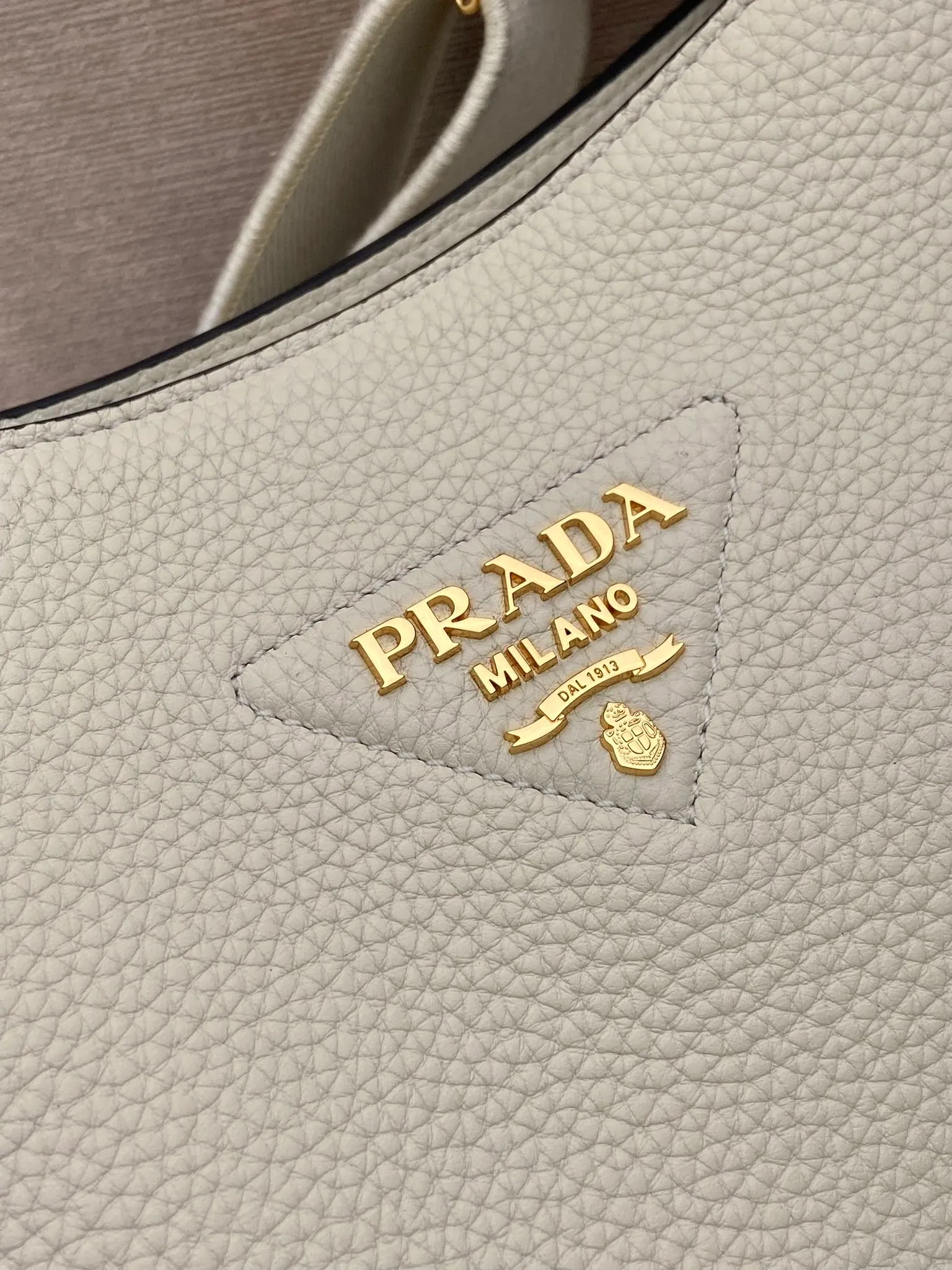 💰1800👏New fabric cross-body bag👏1BC073 large tote bag This leather mini shoulder bag has a simple design. A metallic triangle logo on the front adds signature tone. Equipped with detachable/adjustable logo printed webbing, the upper body effect is very beautiful😘😘highlighting its modern style. High fashion is the main fashion for daily matching. Hurry up and get it, it’s so beautiful👏👏 Length 30xH 28xH 12cm👏👏👏😘😘😘