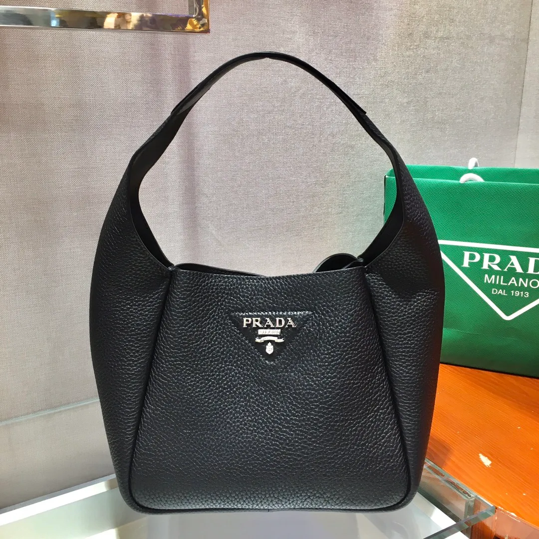 💰1560✨New Bucket Bag✨1BC127😘The latest vegetable basket😘😘 Made of soft and delicate calfskin vegetable basket tote underarm bag, with imported sheepskin inside, top-grade white lace hardware, the overall feel is very soft/lightweight😘😘There are many compartments, it can be carried by hand or used as a liquid bag, and it can be matched with different clothes. So beautiful😘😘Hurry up and get it🙊 Length 23x height 21x bottom 13cm👏👏👏💰💰💰