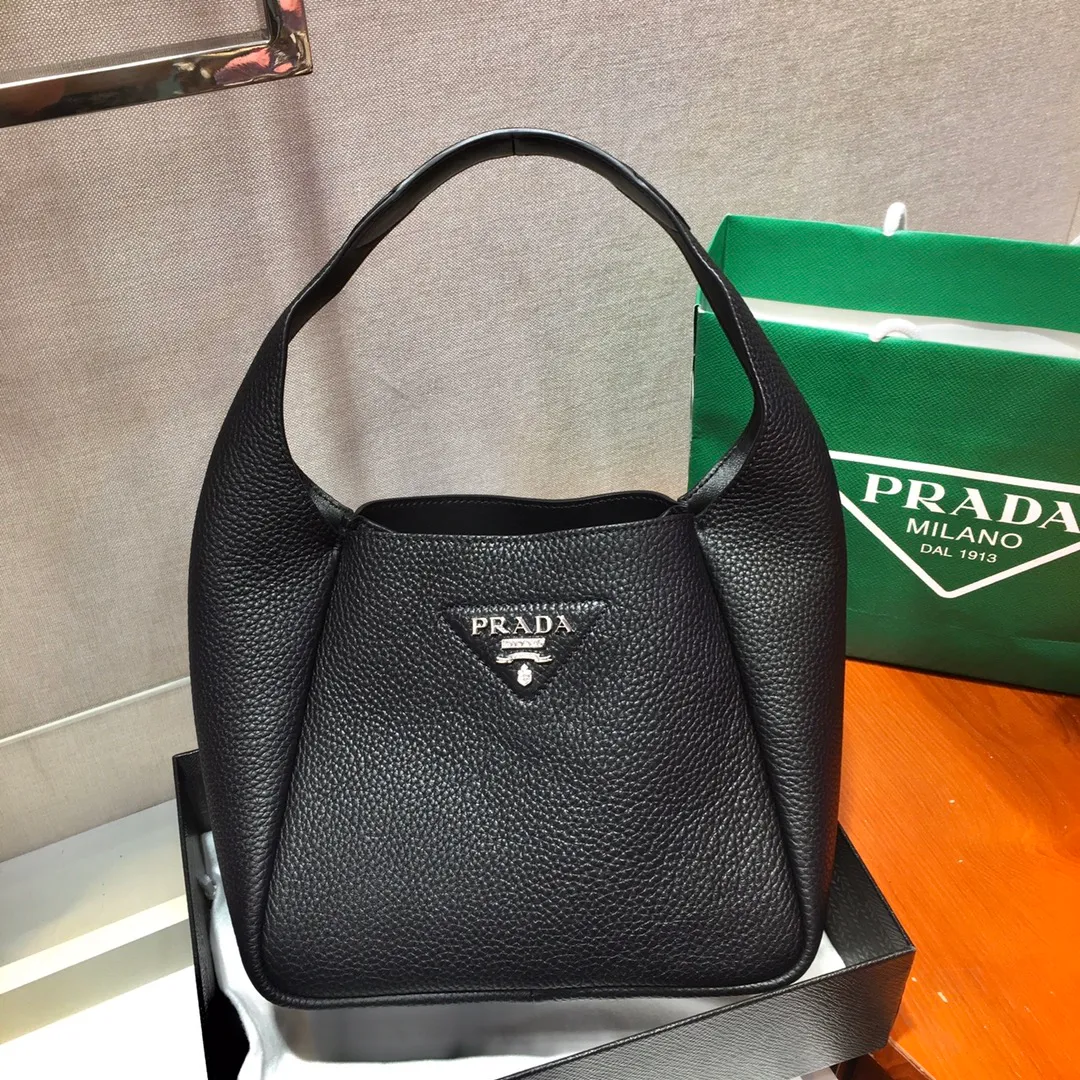 💰1560✨New Bucket Bag✨1BC127😘The latest vegetable basket😘😘 Made of soft and delicate calfskin vegetable basket tote underarm bag, with imported sheepskin inside, top-grade white lace hardware, the overall feel is very soft/lightweight😘😘There are many compartments, it can be carried by hand or used as a liquid bag, and it can be matched with different clothes. So beautiful😘😘Hurry up and get it🙊 Length 23x height 21x bottom 13cm👏👏👏💰💰💰