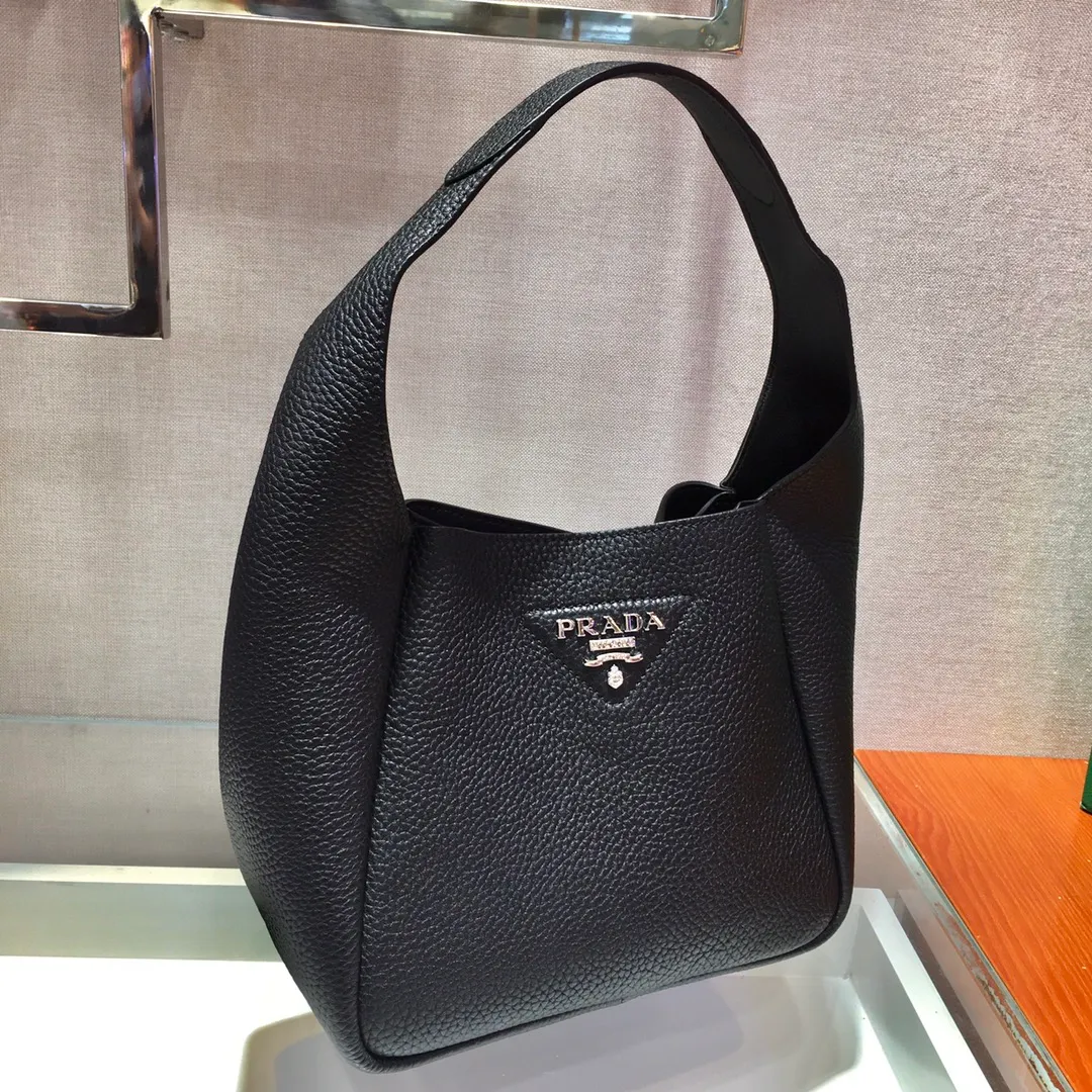 💰1560✨New Bucket Bag✨1BC127😘The latest vegetable basket😘😘 Made of soft and delicate calfskin vegetable basket tote underarm bag, with imported sheepskin inside, top-grade white lace hardware, the overall feel is very soft/lightweight😘😘There are many compartments, it can be carried by hand or used as a liquid bag, and it can be matched with different clothes. So beautiful😘😘Hurry up and get it🙊 Length 23x height 21x bottom 13cm👏👏👏💰💰💰
