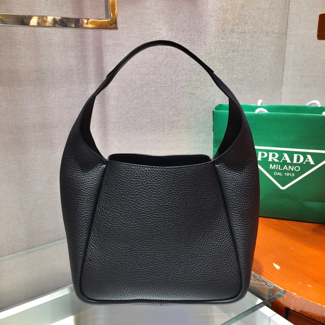 💰1560✨New Bucket Bag✨1BC127😘The latest vegetable basket😘😘 Made of soft and delicate calfskin vegetable basket tote underarm bag, with imported sheepskin inside, top-grade white lace hardware, the overall feel is very soft/lightweight😘😘There are many compartments, it can be carried by hand or used as a liquid bag, and it can be matched with different clothes. So beautiful😘😘Hurry up and get it🙊 Length 23x height 21x bottom 13cm👏👏👏💰💰💰