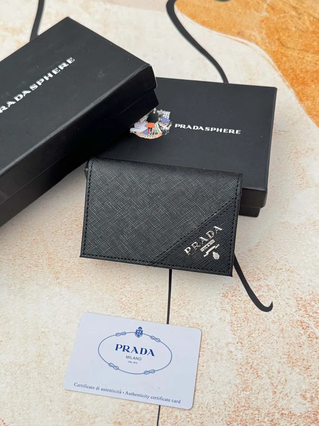 💰120💰PRADA’s popular men’s card holder counter new style, official website synchronization, genuine development, model 2MC122#. Color/picture, real shot 💋Cross-grain cowhide texture is excellent, threaded lining, hardware accessories! Exquisite wiring, even and neat lines, smooth oil edges, size: 11cm long, 6.5cm high