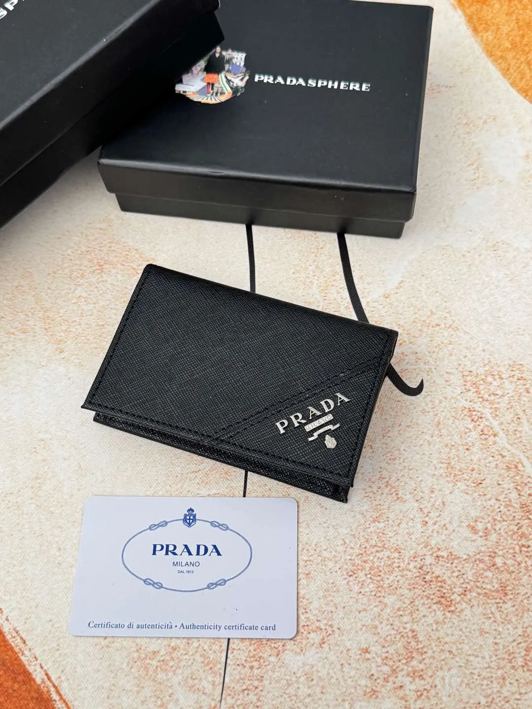 💰120💰PRADA’s popular men’s card holder counter new style, official website synchronization, genuine development, model 2MC122#. Color/picture, real shot 💋Cross-grain cowhide texture is excellent, threaded lining, hardware accessories! Exquisite wiring, even and neat lines, smooth oil edges, size: 11cm long, 6.5cm high